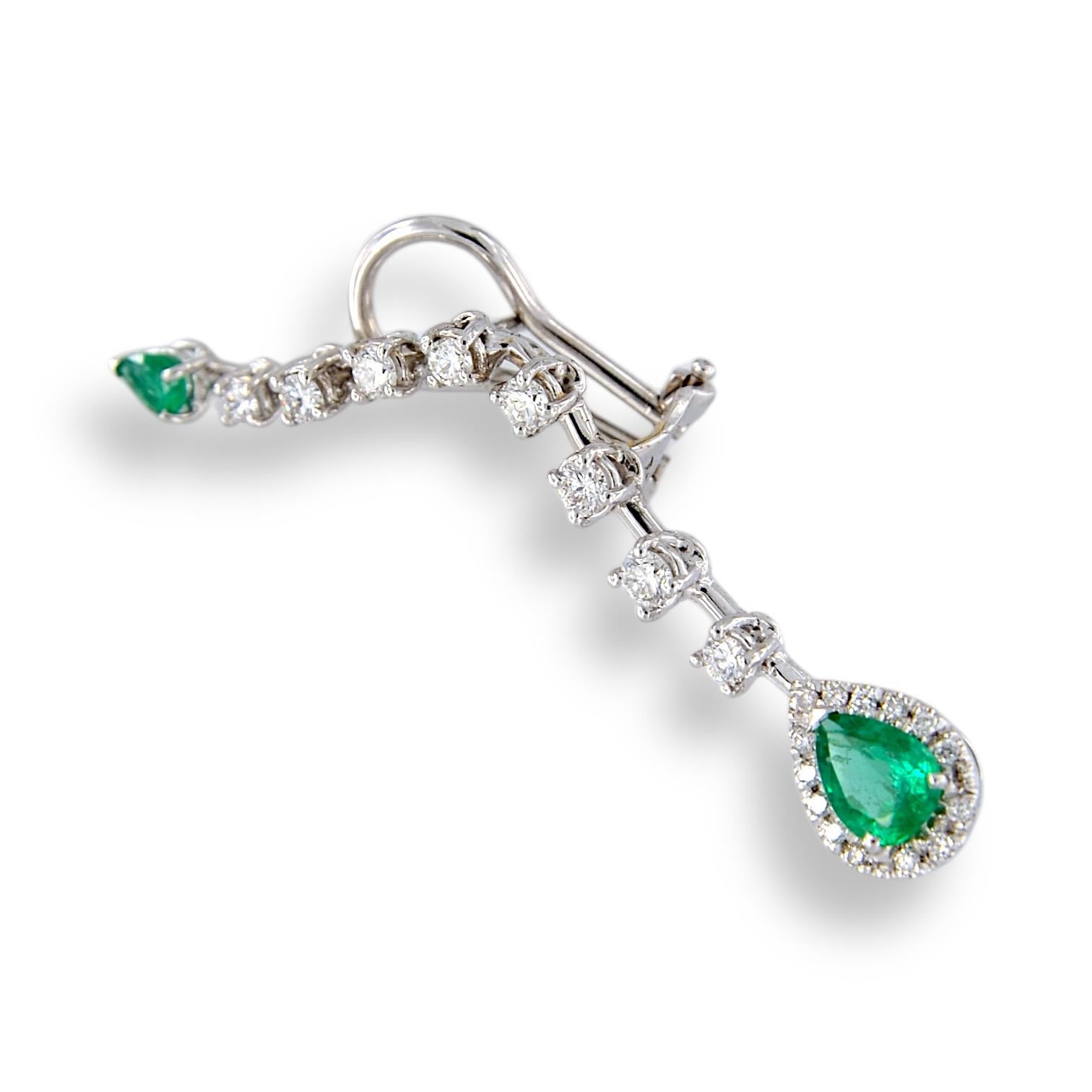 Artisan Boucles d'oreilles en or blanc 18 carats avec émeraudes et diamants taillés en goutte d'eau en vente