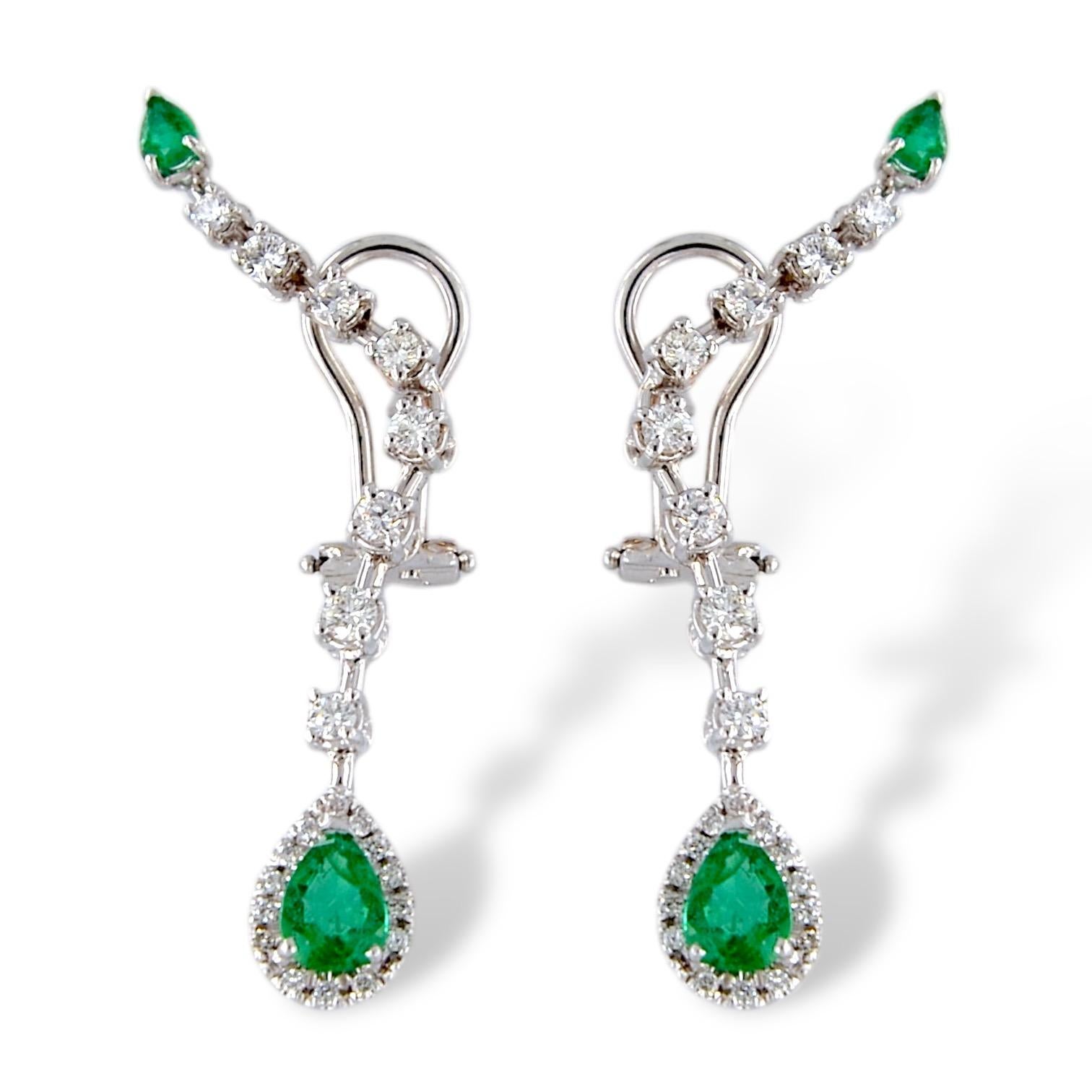 Pear Cut Boucles d'oreilles en or blanc 18 carats avec émeraudes et diamants taillés en goutte d'eau en vente