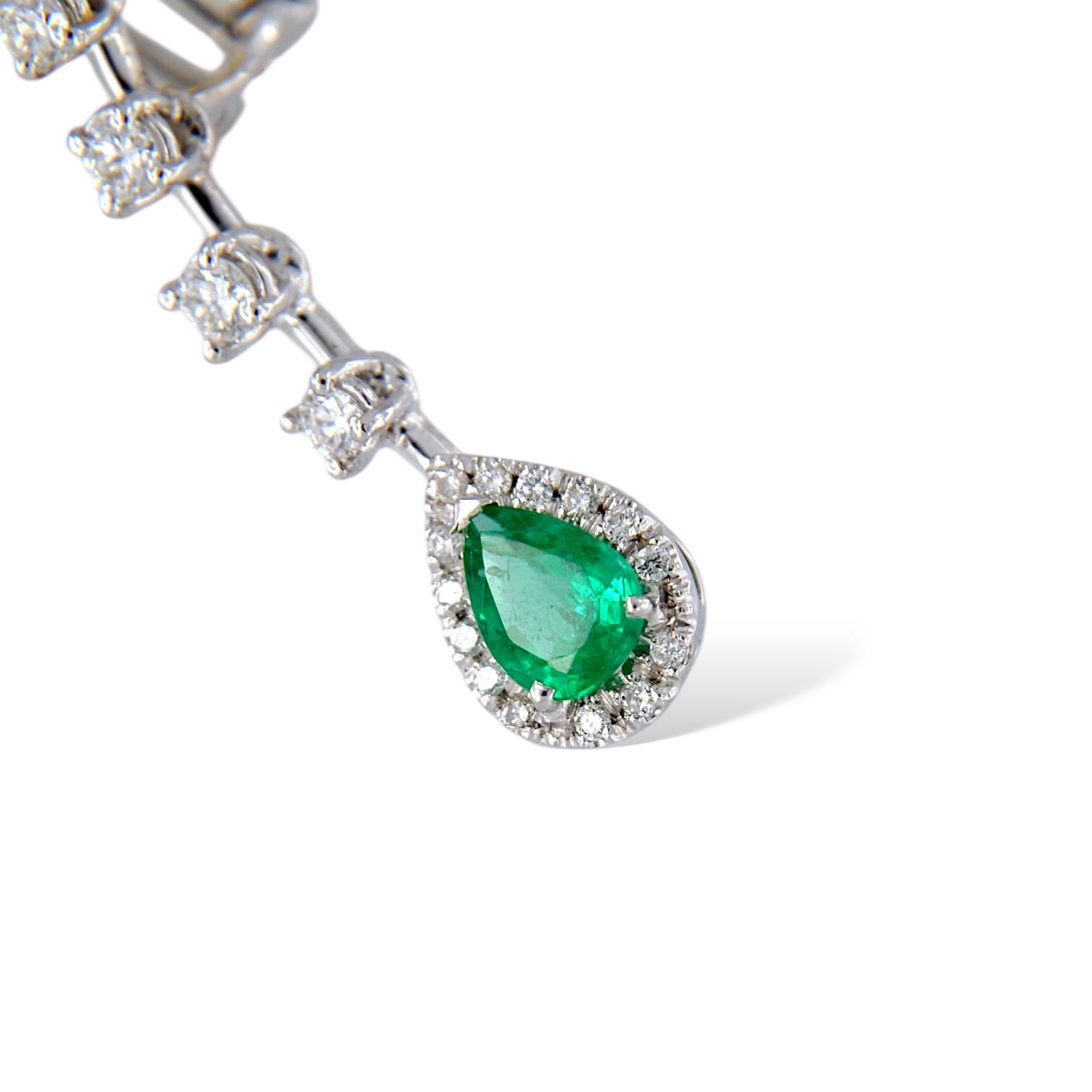 Boucles d'oreilles en or blanc 18 carats avec émeraudes et diamants taillés en goutte d'eau Neuf - En vente à Vittoria, IT