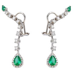 Boucles d'oreilles en or blanc 18 carats avec émeraudes et diamants taillés en goutte d'eau