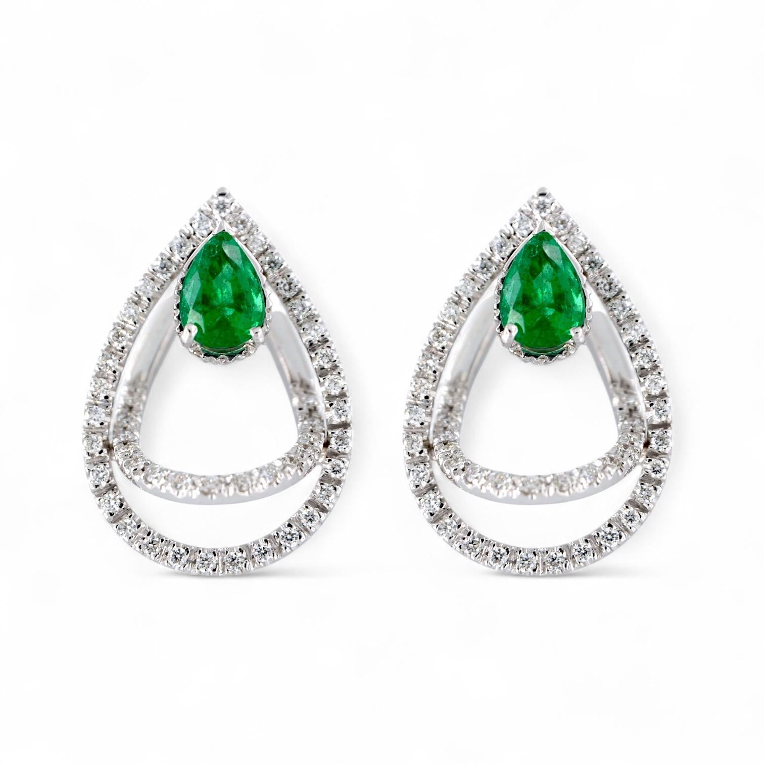 Pendientes colgantes de oro blanco de 18 quilates con esmeraldas y diamantes: elegancia y luz en armonía

Estos preciosos pendientes en forma de gota, totalmente hechos a mano en oro blanco de 18 quilates, encarnan un diseño clásico revisitado con