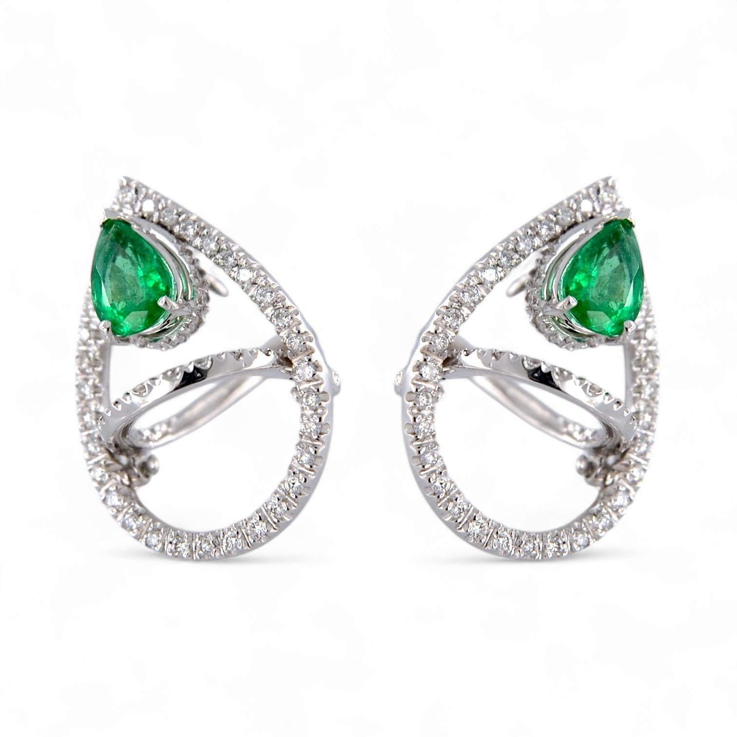 Pendientes colgantes de oro blanco de 18 quilates, forma clip con Diamantes y Esmeraldas Artesano en venta