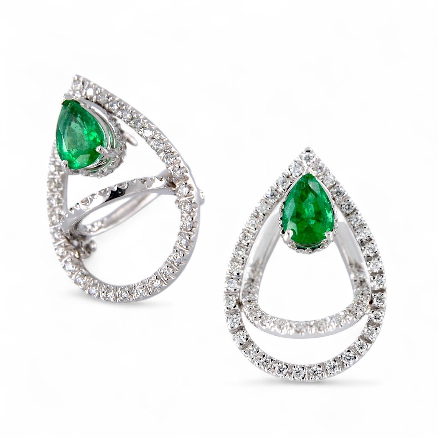 Pendientes colgantes de oro blanco de 18 quilates, forma clip con Diamantes y Esmeraldas Pear Cut en venta