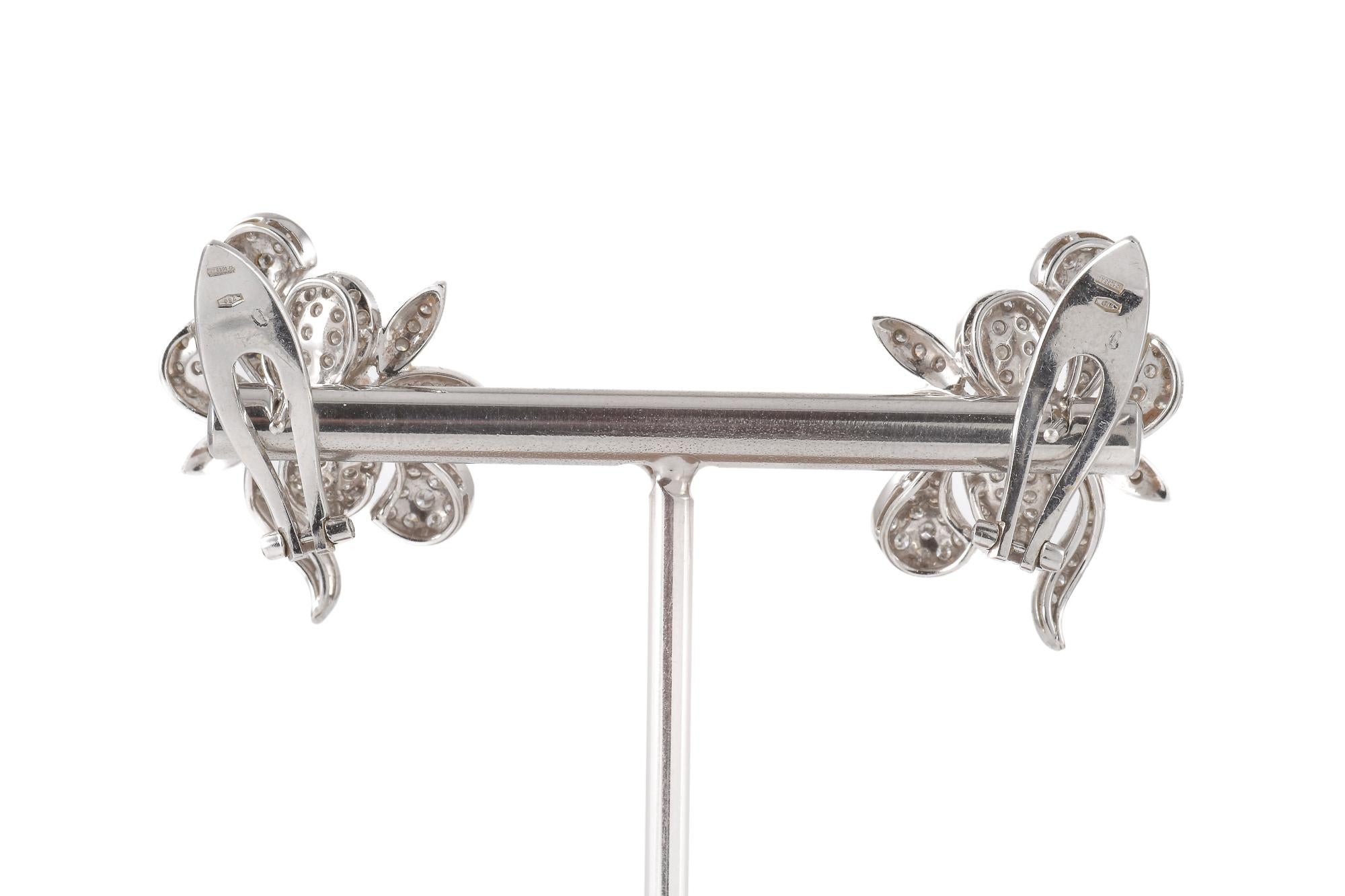 GEMOLOGICAL ANALYSIS
Pair of 18k white gold ( 750/1000) floral-shaped earrings with diamonds. Object weight 13.45 grams
2 NATURAL DIAMONDS
Cut: Round Brilliant
Estimated total weight: ct. 0.40
Estimated average purity: VS
Estimated average color: