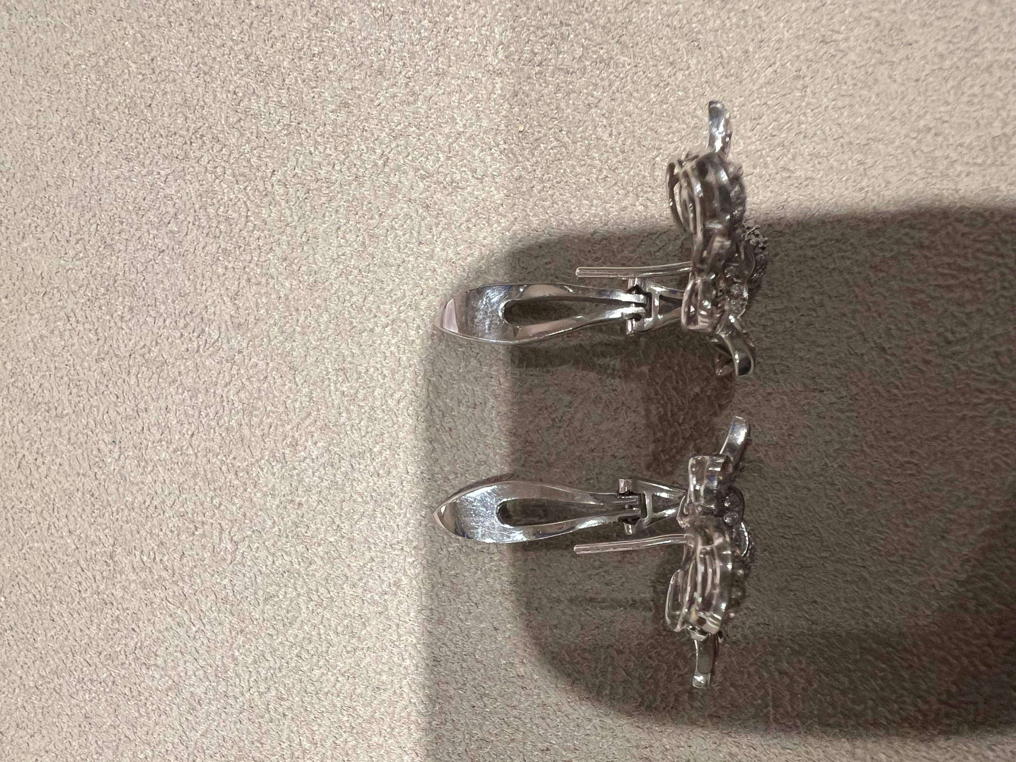 White gold diamond lobe earrings  floral shaped In Good Condition For Sale In Bologna, IT
