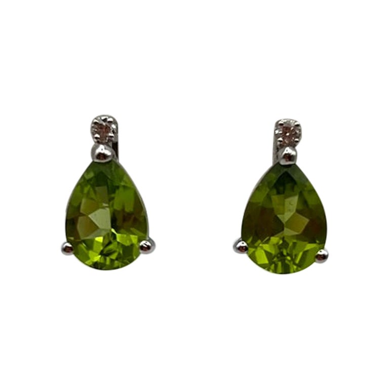 Orecchini in oro bianco con peridot 5.10 ct. e brillanti 0.11 ct. For Sale