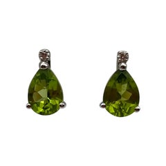 Orecchini in oro bianco con peridot 5.10 ct. e brillanti 0.11 ct.
