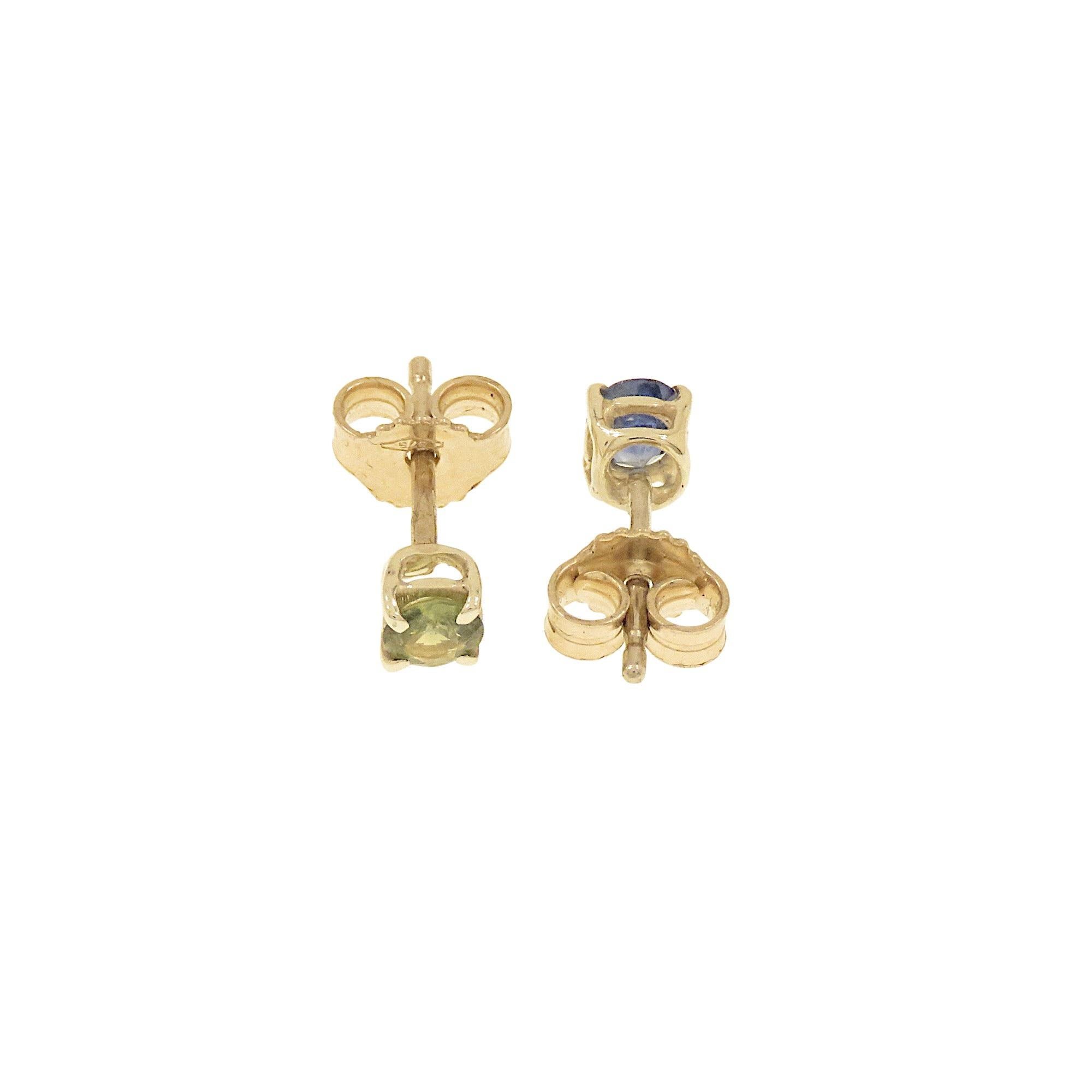 Minimalistische Ohrringe von Botta Gioielli in Mailand aus 9 Karat Weißgold mit zwei blauen und grünen Saphiren im Brillantschliff mit einem Durchmesser von 4 mm und einem Gesamtgewicht von 0,45 ct. Die Steine sind in einer Backenfassung mit einer