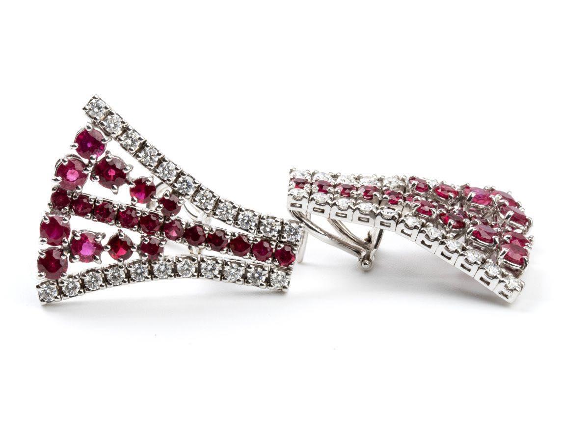 Gold earrings with rubies and diamonds In Excellent Condition For Sale In Roma, IT
