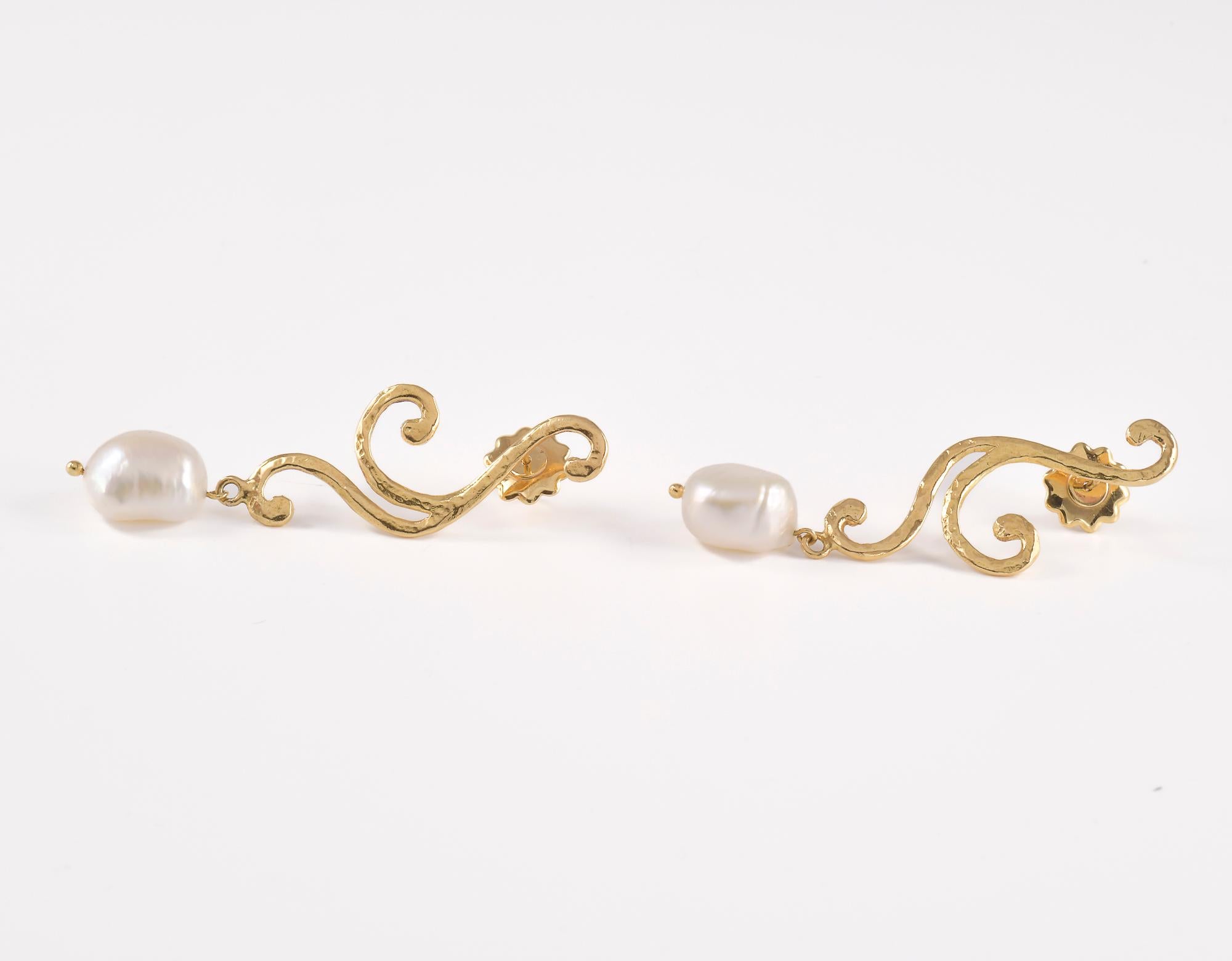 Artisan Yellow gold arabesque earrings with cultured pearls For Sale