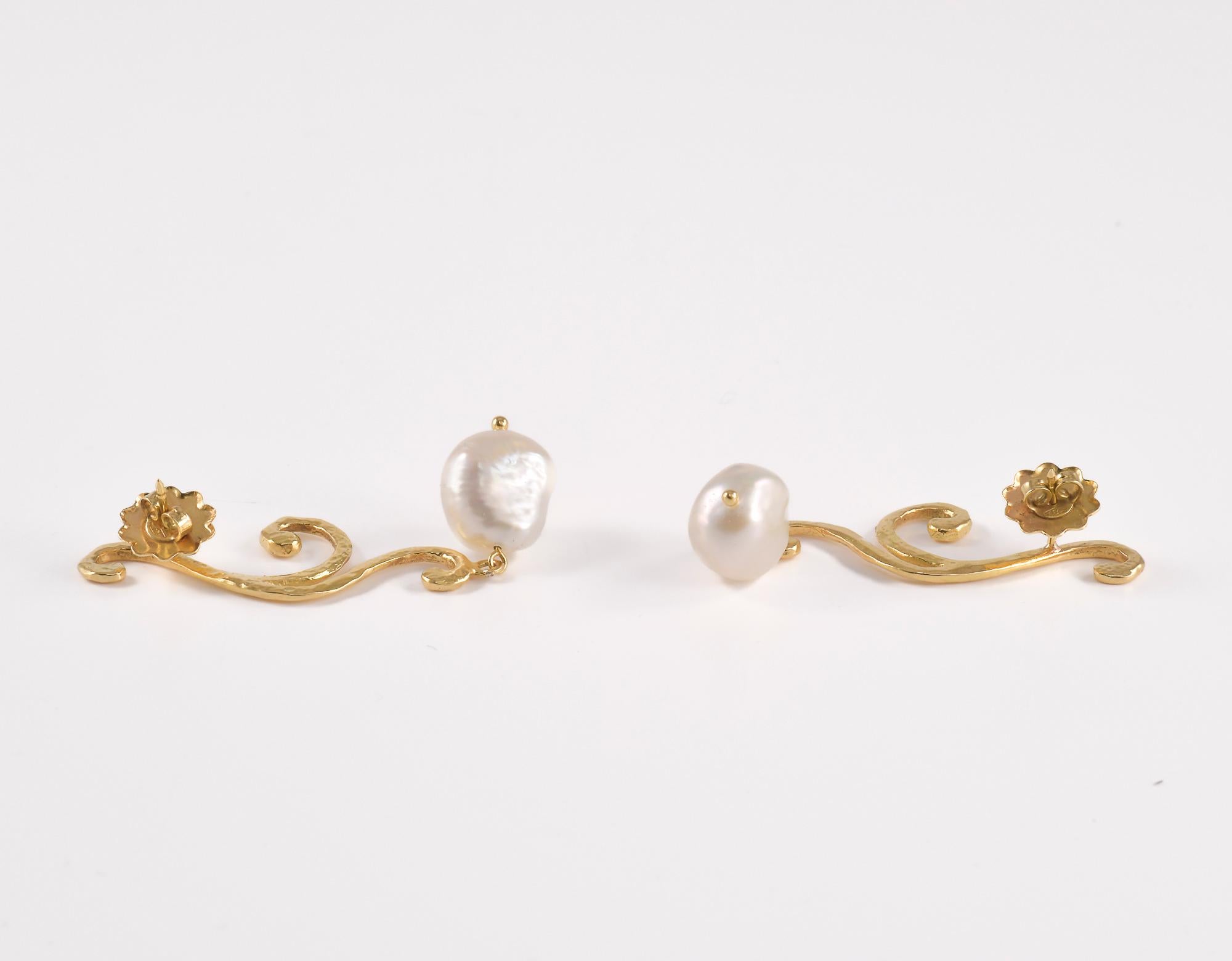 Pear Cut Yellow gold arabesque earrings with cultured pearls For Sale