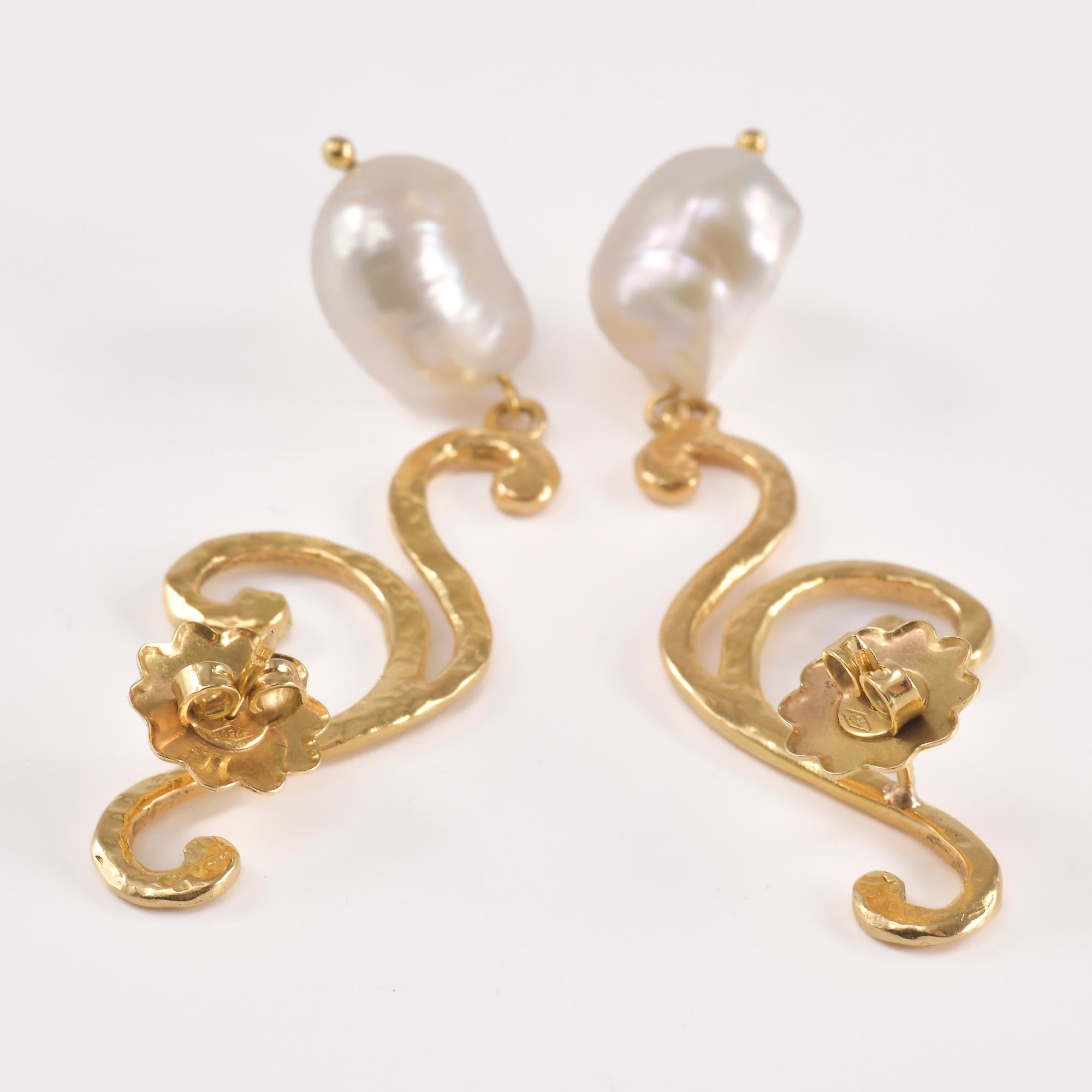 Yellow gold arabesque earrings with cultured pearls In Good Condition For Sale In Bologna, IT