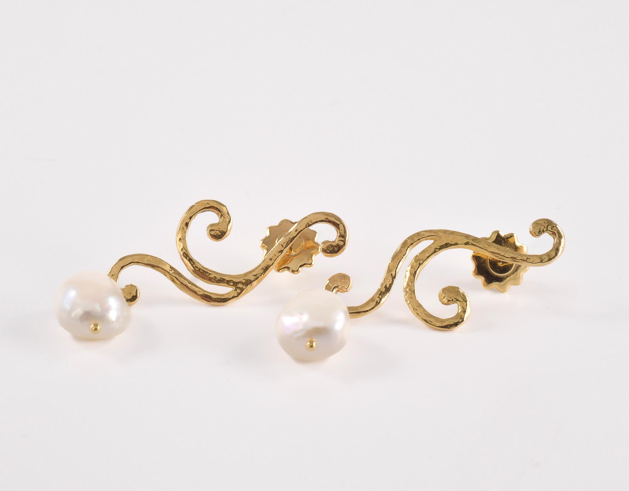 Yellow gold arabesque earrings with cultured pearls For Sale 2
