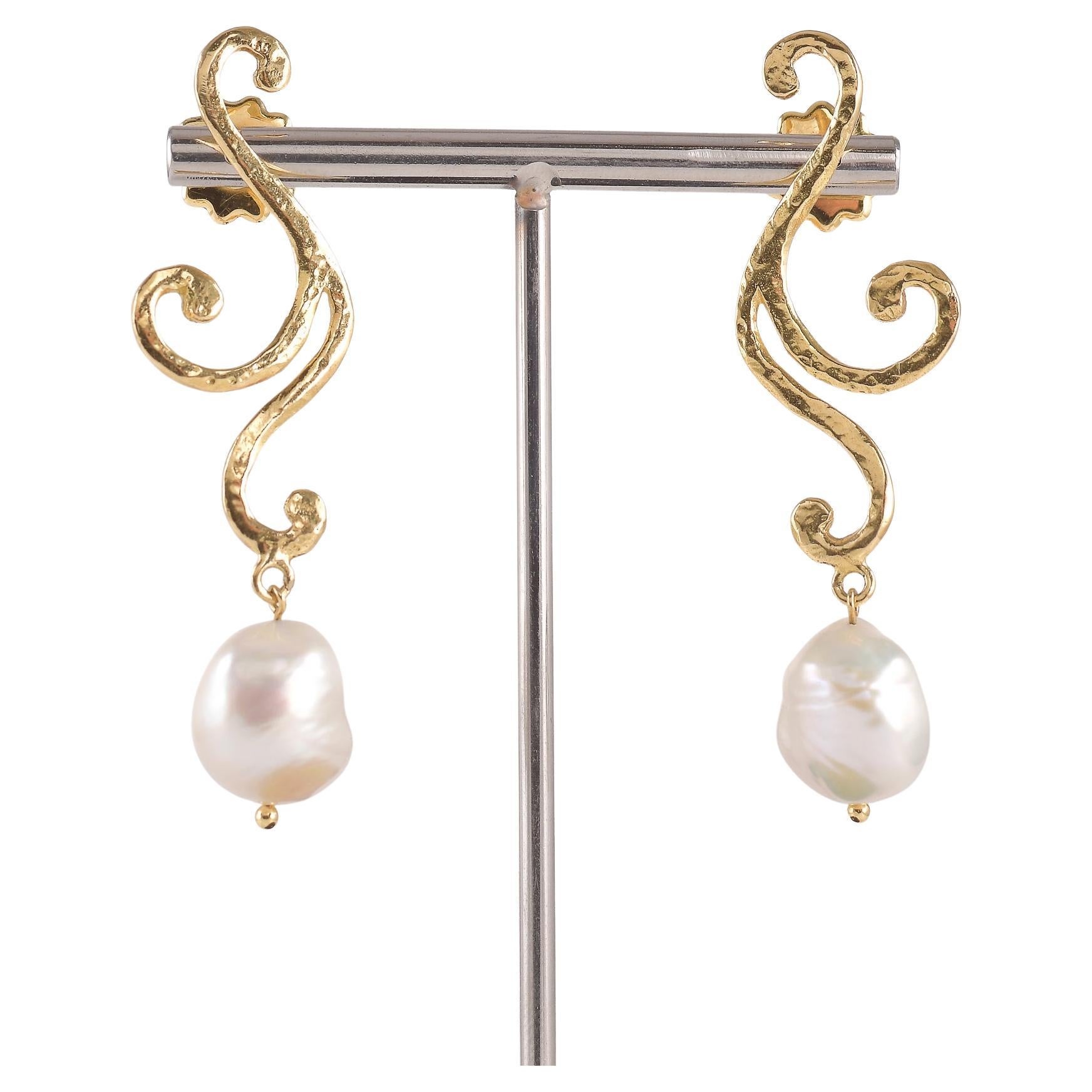 Yellow gold arabesque earrings with cultured pearls