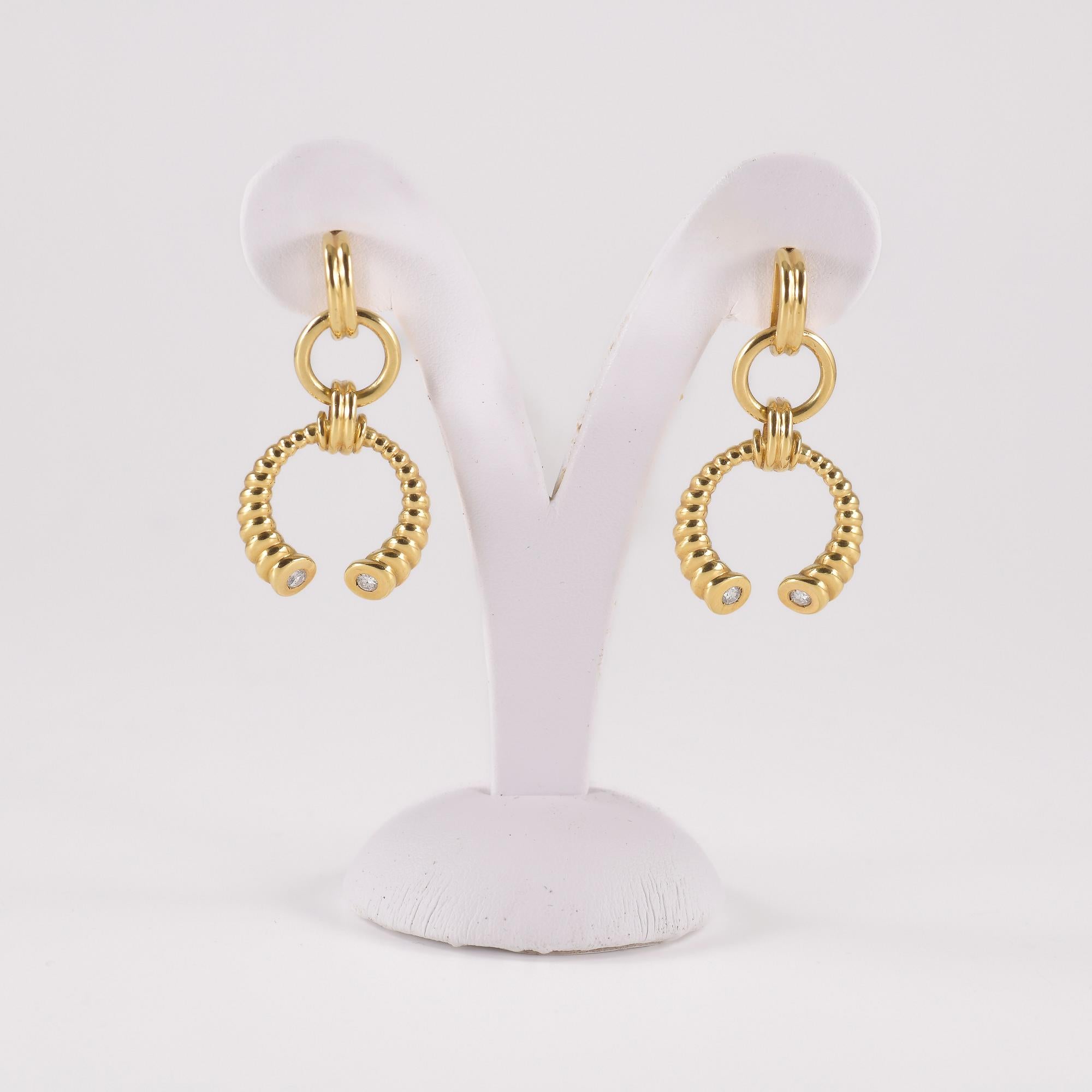 Round Cut Boucles d'oreilles en or jaune avec diamants de taille brillant en vente
