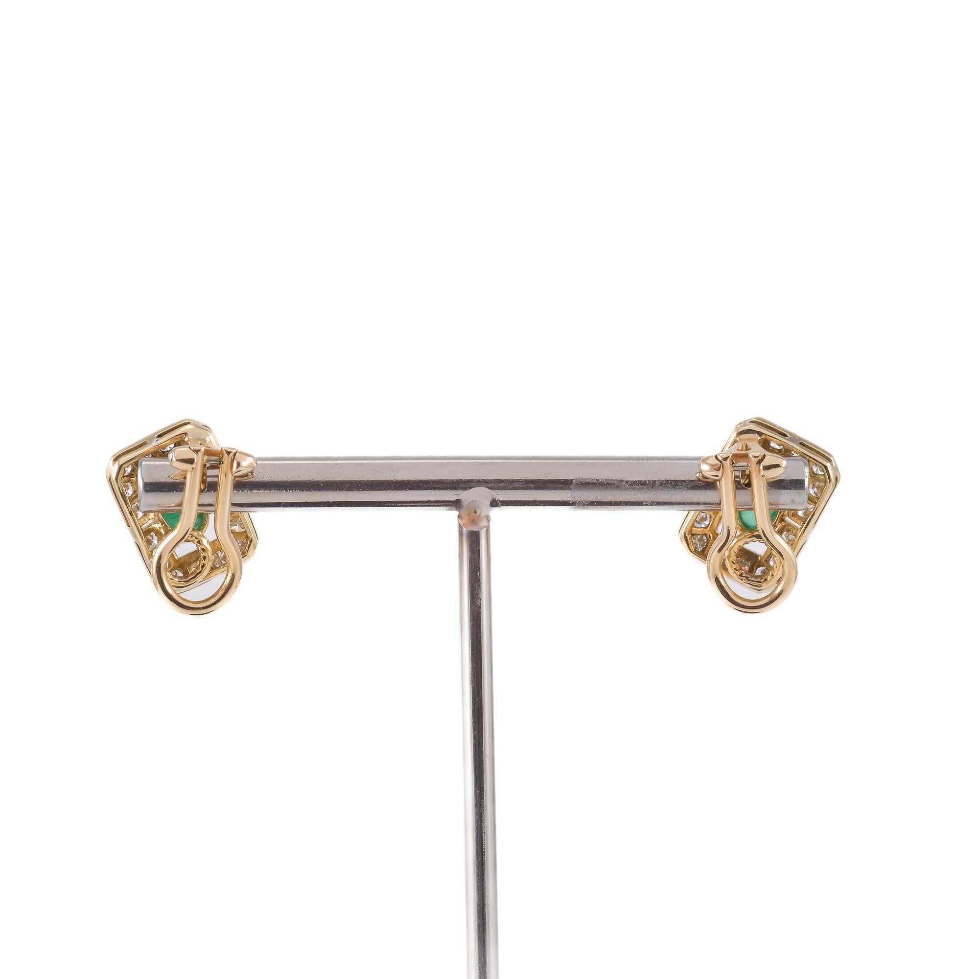 Round Cut Boucles d'oreilles en or jaune et blanc avec diamants et émeraudes en vente