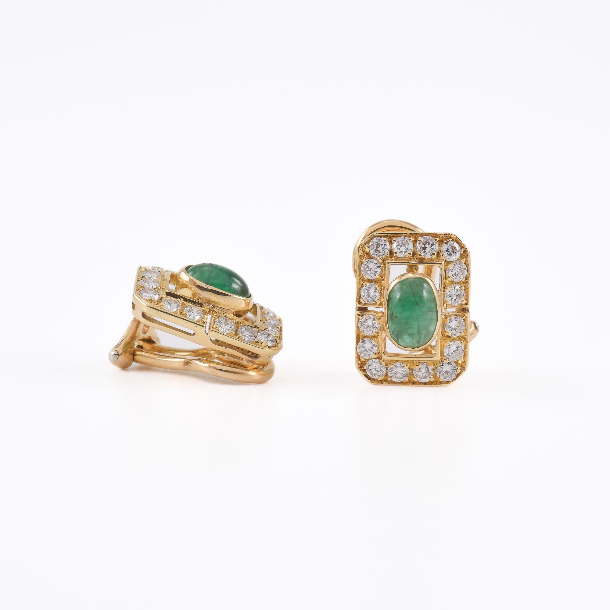 Boucles d'oreilles en or jaune et blanc avec diamants et émeraudes Pour femmes en vente