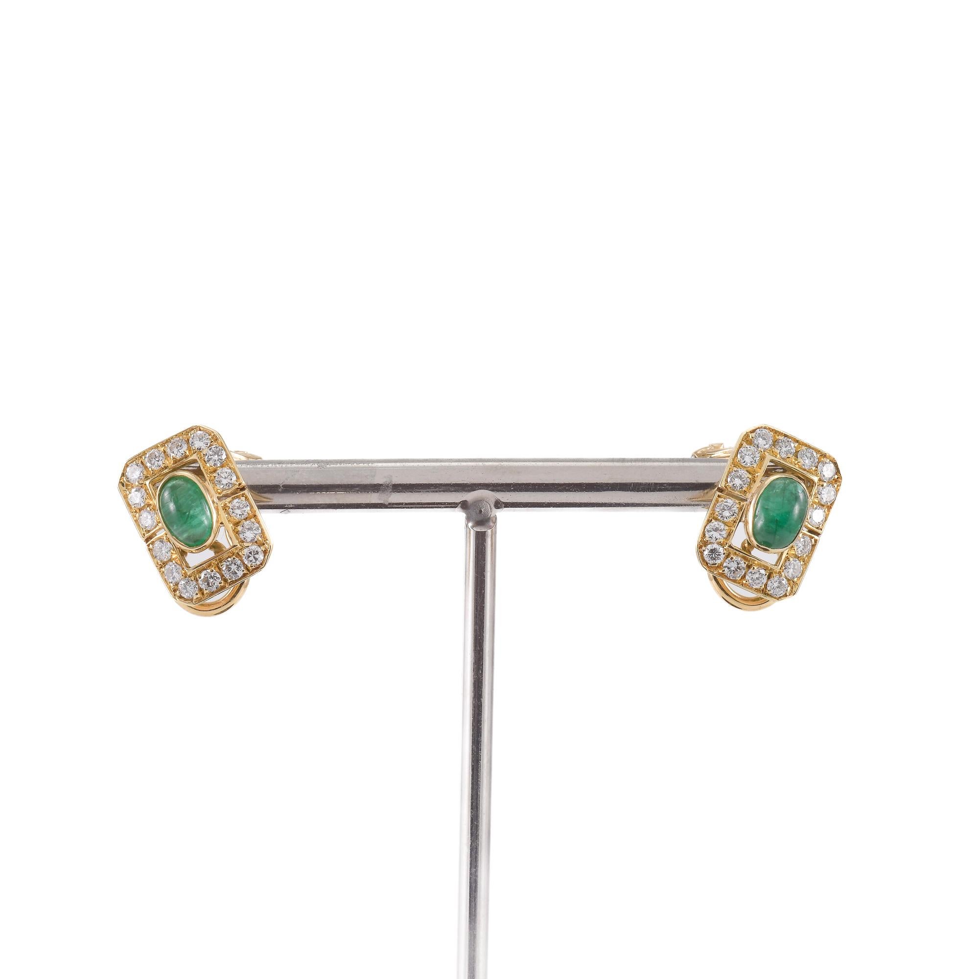 Boucles d'oreilles en or jaune et blanc avec diamants et émeraudes en vente 2