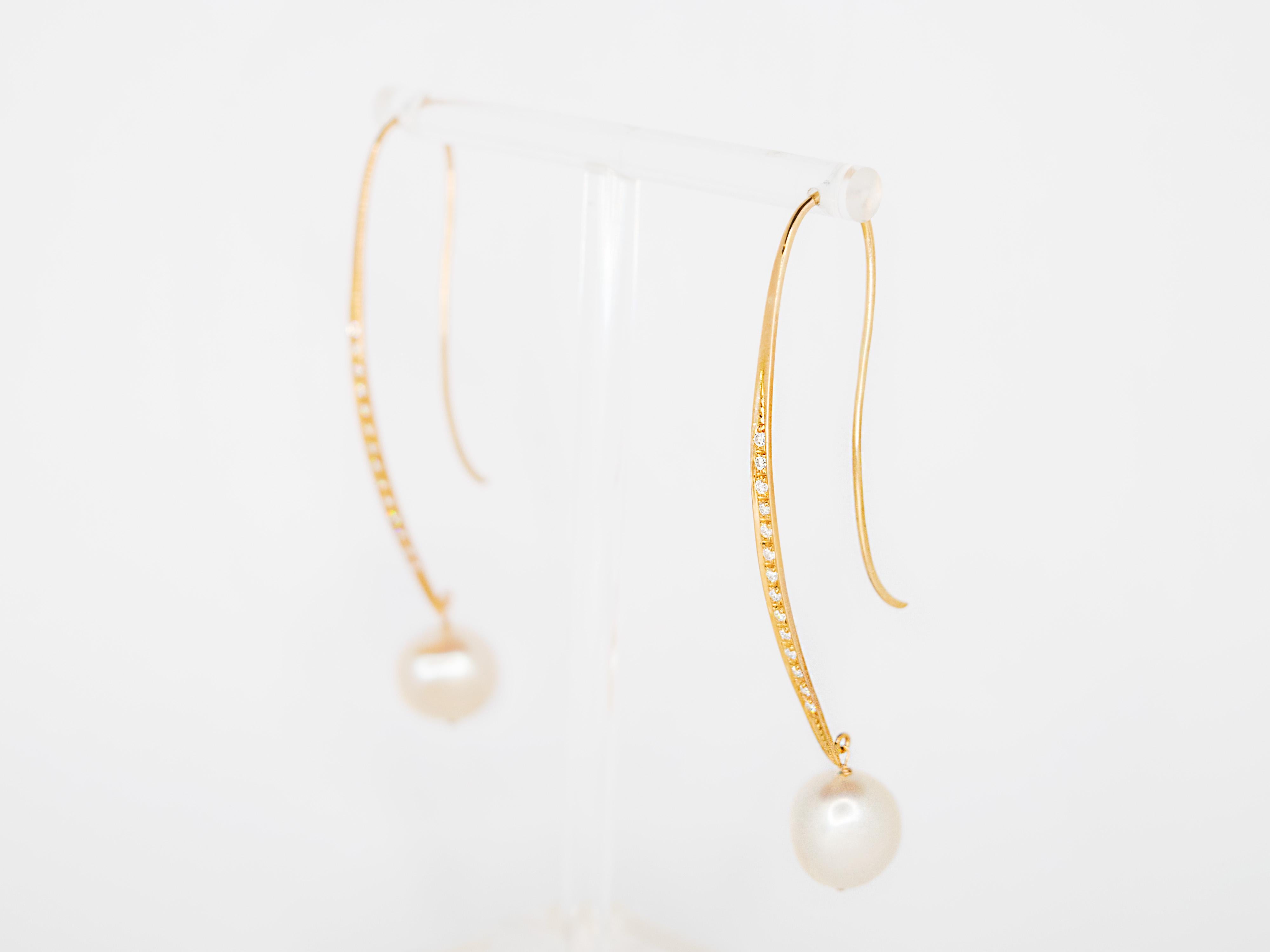 Ein elegantes Paar Ohrringe aus 18 Kt Roségold, besetzt mit Diamanten im Brillantschliff und unregelmäßig geformten Perlen
Diese Ohrringe haben ein Gesamtgewicht von 7,1 g und eine Gesamtlänge von 6,8.
Die Perlen haben einen Durchmesser von 1,2