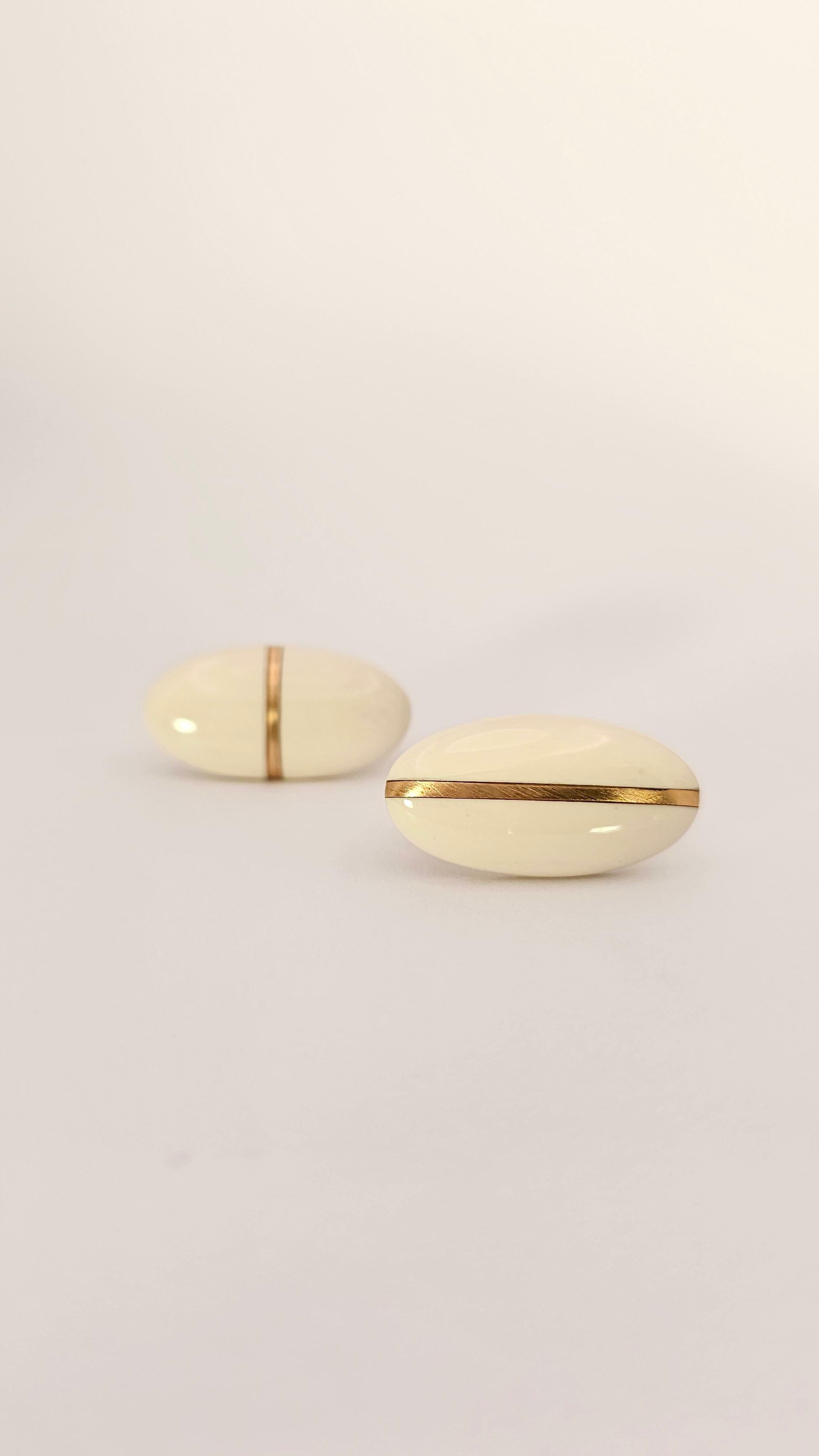 An elegant pair of earrings made of 18kt rose gold.
The geometric design makes this jewelry very current and contemporary.
The oval shape made of Kogolon ( a stone of volcanic origin ) is embellished with rose gold lines on one vertical side and the