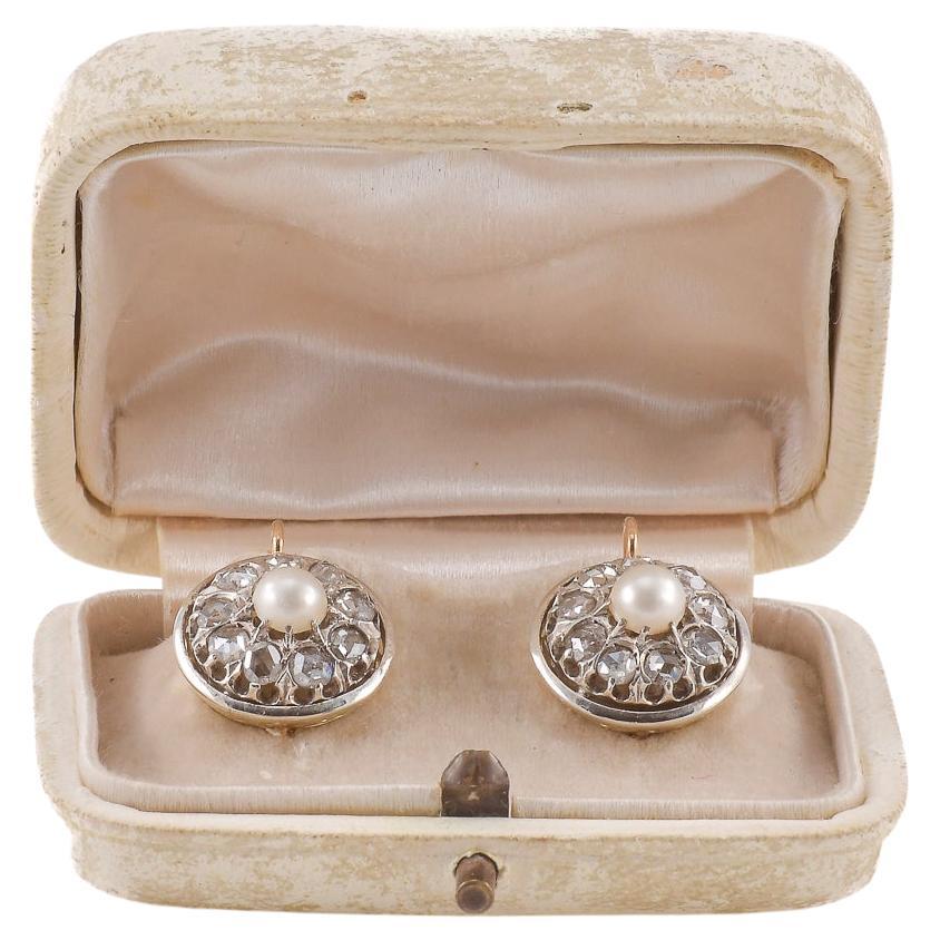 Boucles d
oreilles en or rose et argent avec perles et diamants anciens taillés en rose c en vente