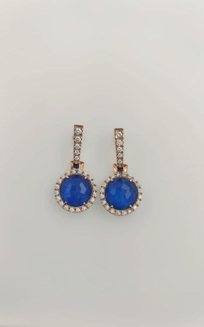 Orecchini a monachella in oro rosso 18k con diamanti naturali taglio brillante, qualità G/VVS. 
Le pietre centrali, taglio briolette, sono realizzate con due pietre unite tra loro, una per lato, così da poter cambiare colore a seconda della