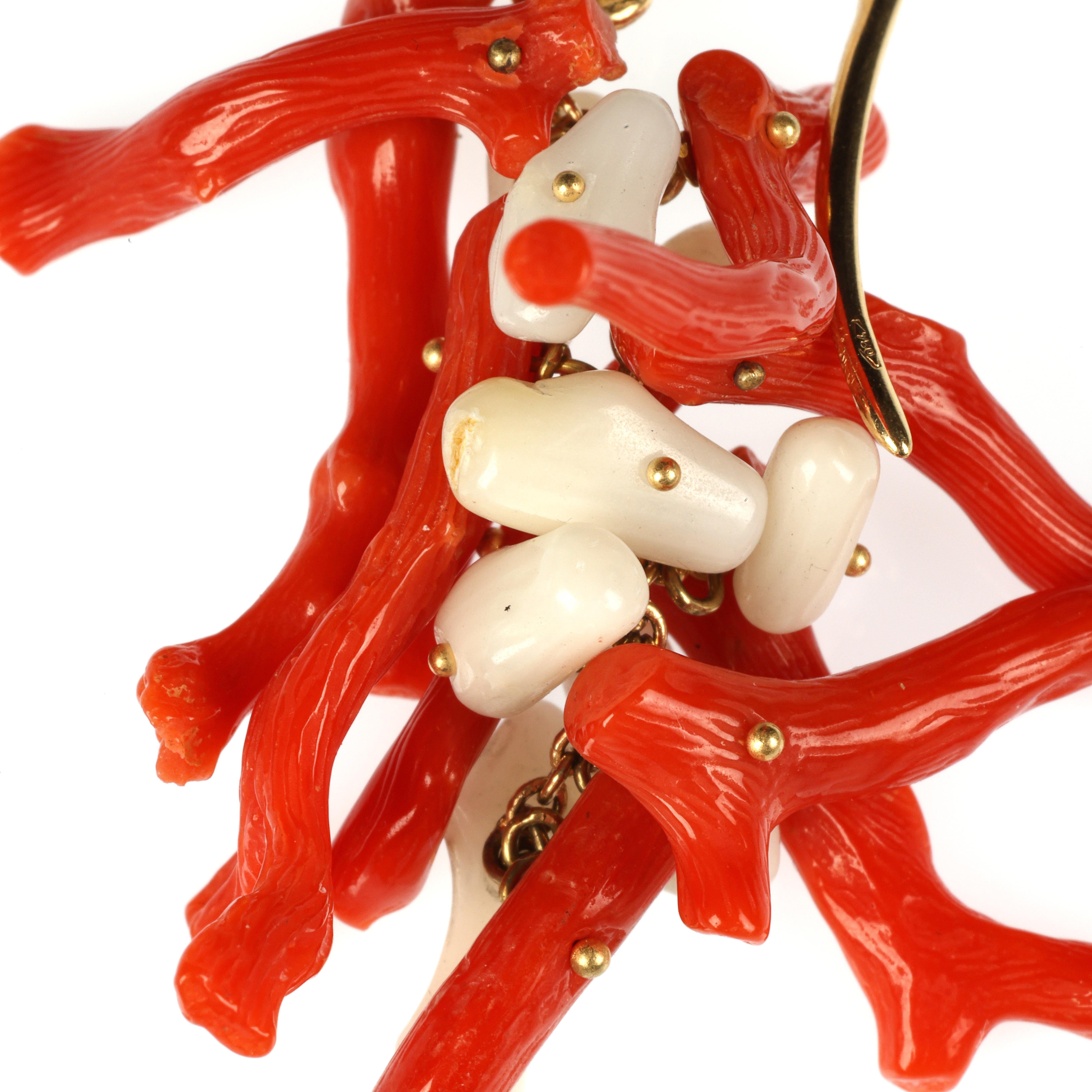 orecchini in rametti di corallo rosso  e bianco montati su catenine d'oro 18k In condizioni Nuovo in vendita a Milan, IT