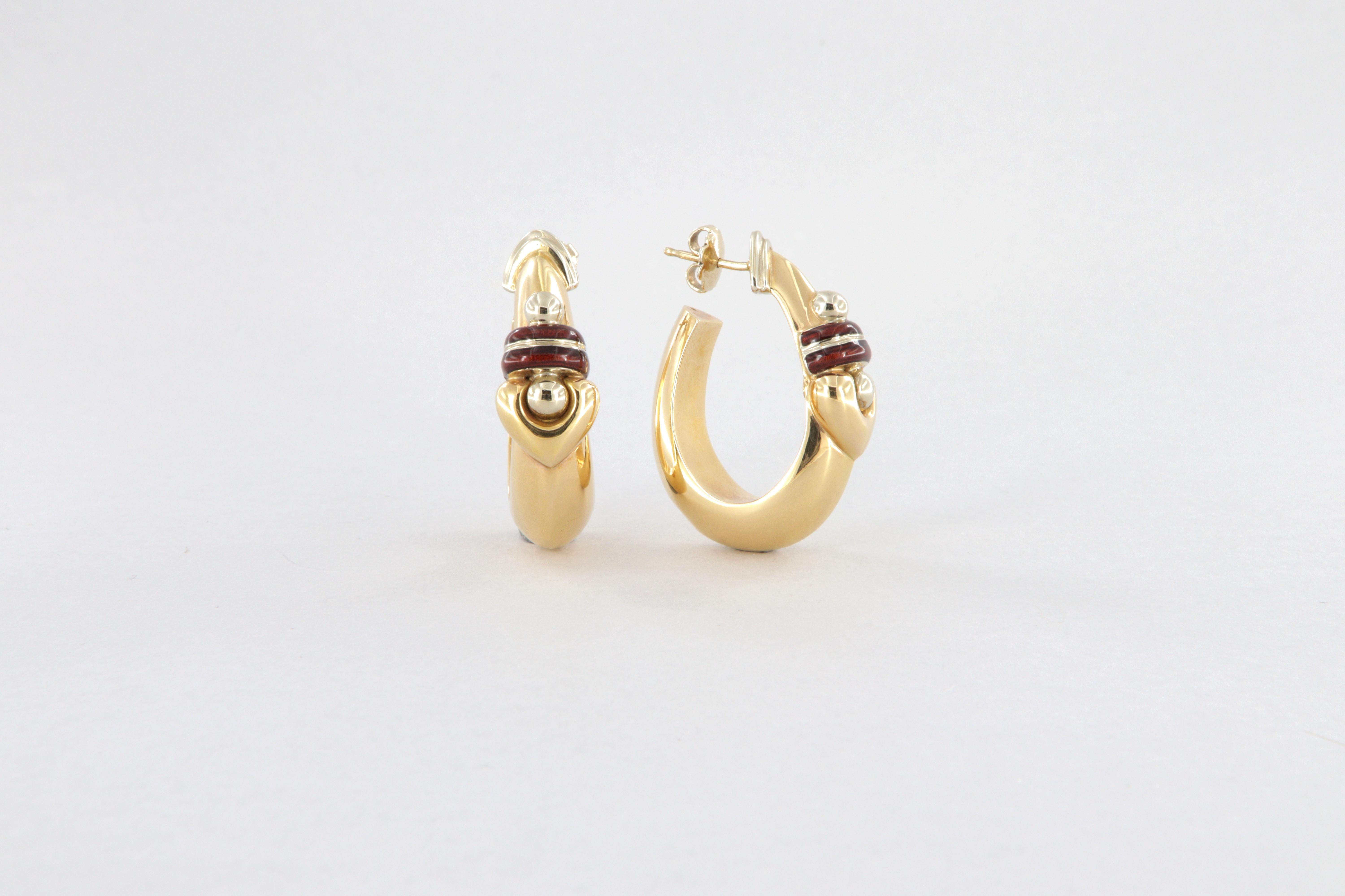 Orecchini La Nouvelle Bague in oro 18 kt, e smalto

Orecchini a cerchio goccia con perno e farfalla. Realizzato in oro 18 kt rosa e bianco e smalto a bordeaux.
Dimensioni mm 38 x 28 x 10
Peso totale gr 20,2

Questi orecchini fanno parte della