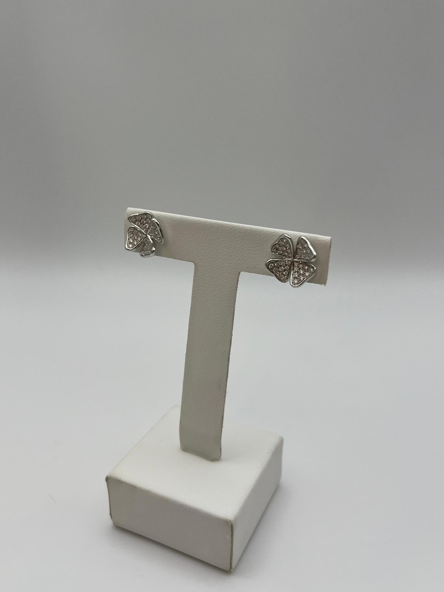 Moderno Orecchini LeoPizzo a quadrifoglio in oro bianco 18 kt. e diamanti bianchi in vendita