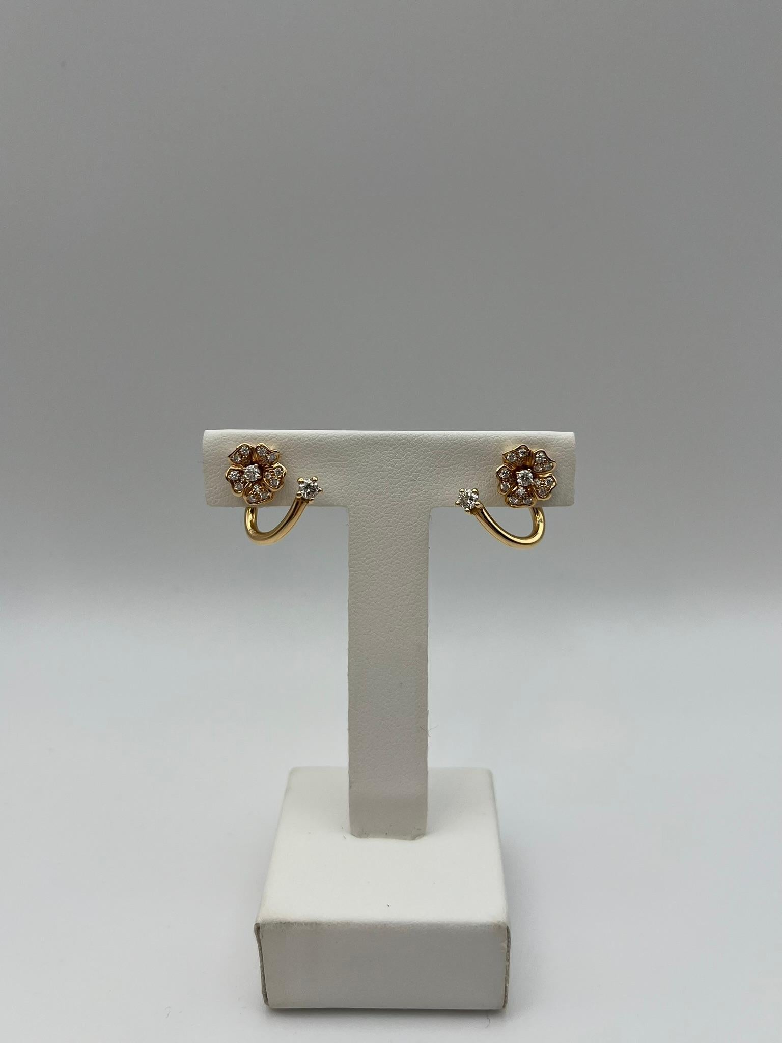 Eleganti orecchini LeoPizzo in oro rosa 18 carati, con una lavorazione degna della fama dell'alta oreficeria italiana. Il design è ispirato a un fiore. E' composto da una corolla di diamanti taglio brillante che circondano un diamante centrale di