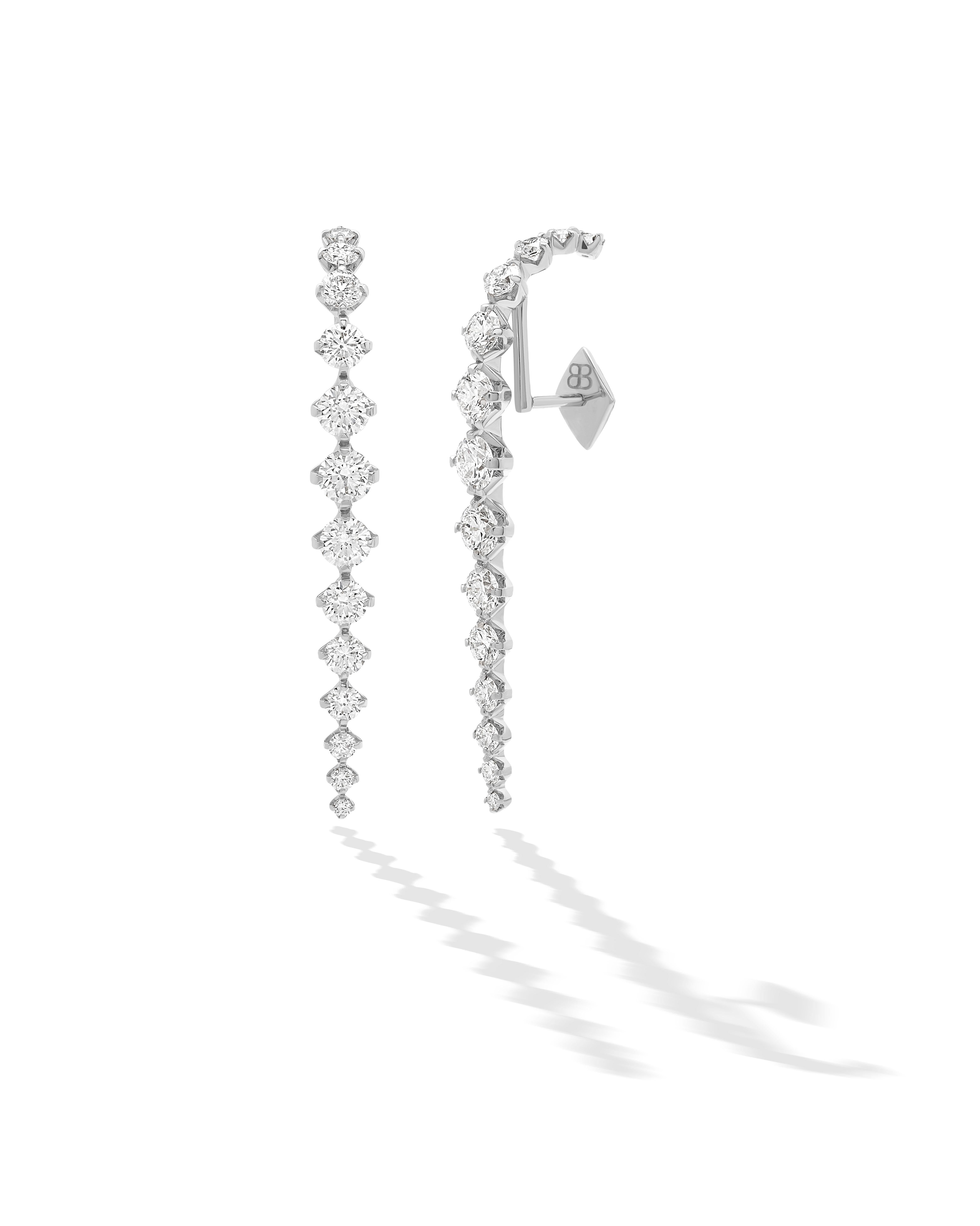Orecchini realizzati da Busatti Milano, storica maison italiana rinomata per i suoi design innovativi.
Nella collezione LUCE la purezza del design incontra la luce del diamante.
LUCE reinterpreta la gioielleria classica per imprimere alla Collezione