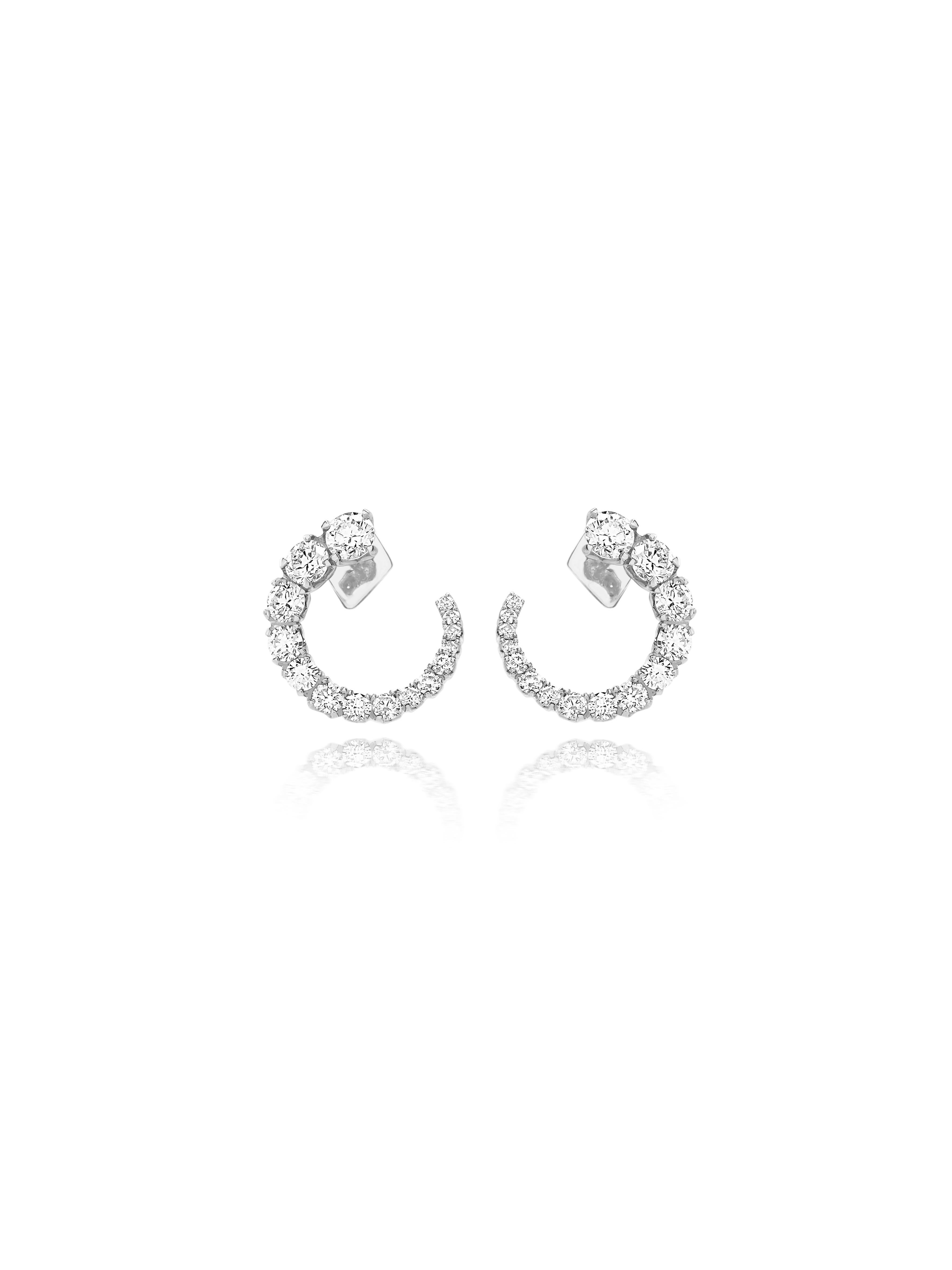 White gold hoop earrings made by Busatti Milano, a historic Italian maison renowned for its innovative designs.
In the LUCE collection, purity of design meets diamond light.
LUCE reinterpreta la gioielleria classica per imprimere alla Collezione un
