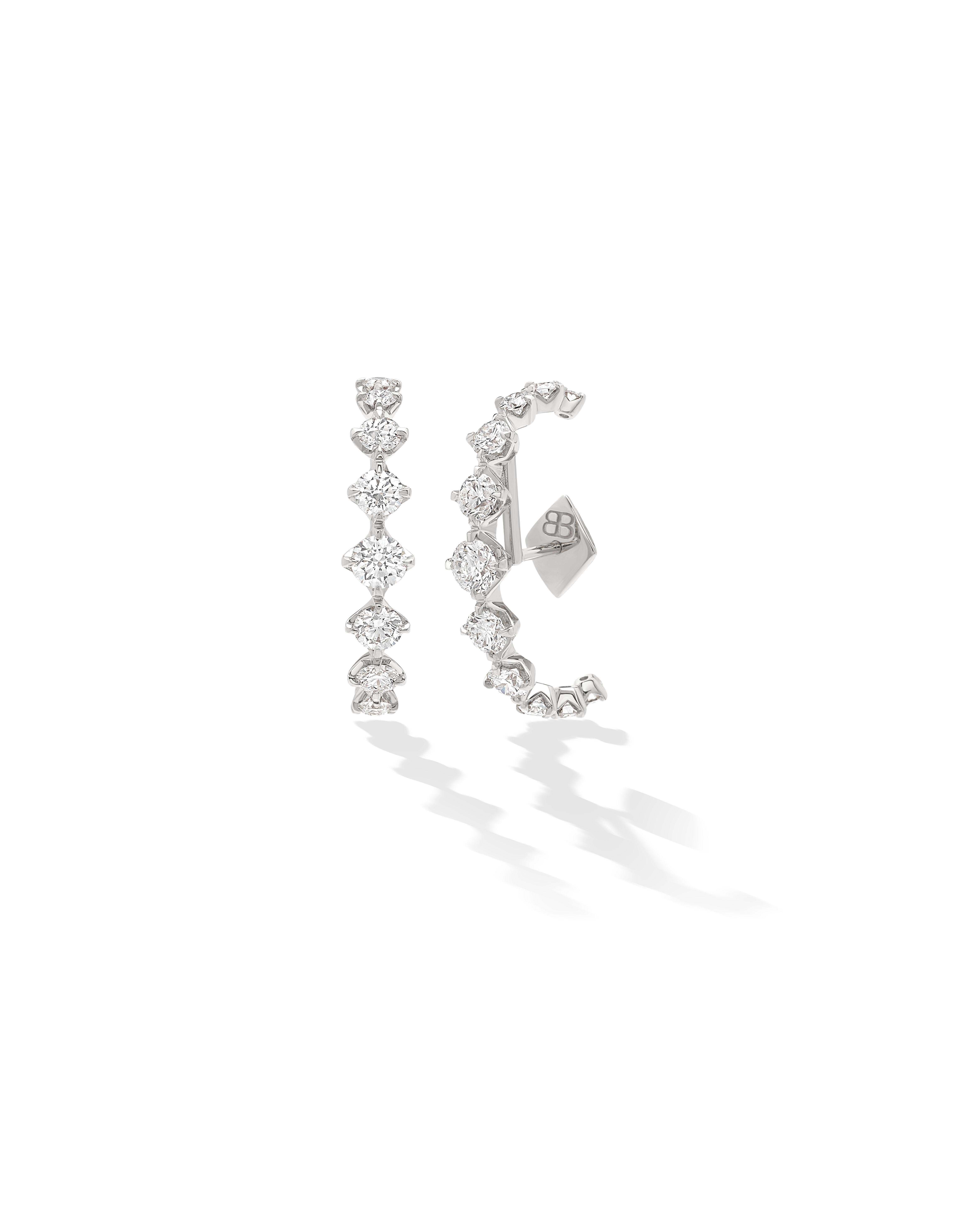 White gold half-circle earrings made by Busatti Milano, a historic Italian maison renowned for its innovative designs.
In the LUCE collection, purity of design meets diamond light.
LUCE reinterpreta la gioielleria classica per imprimere alla