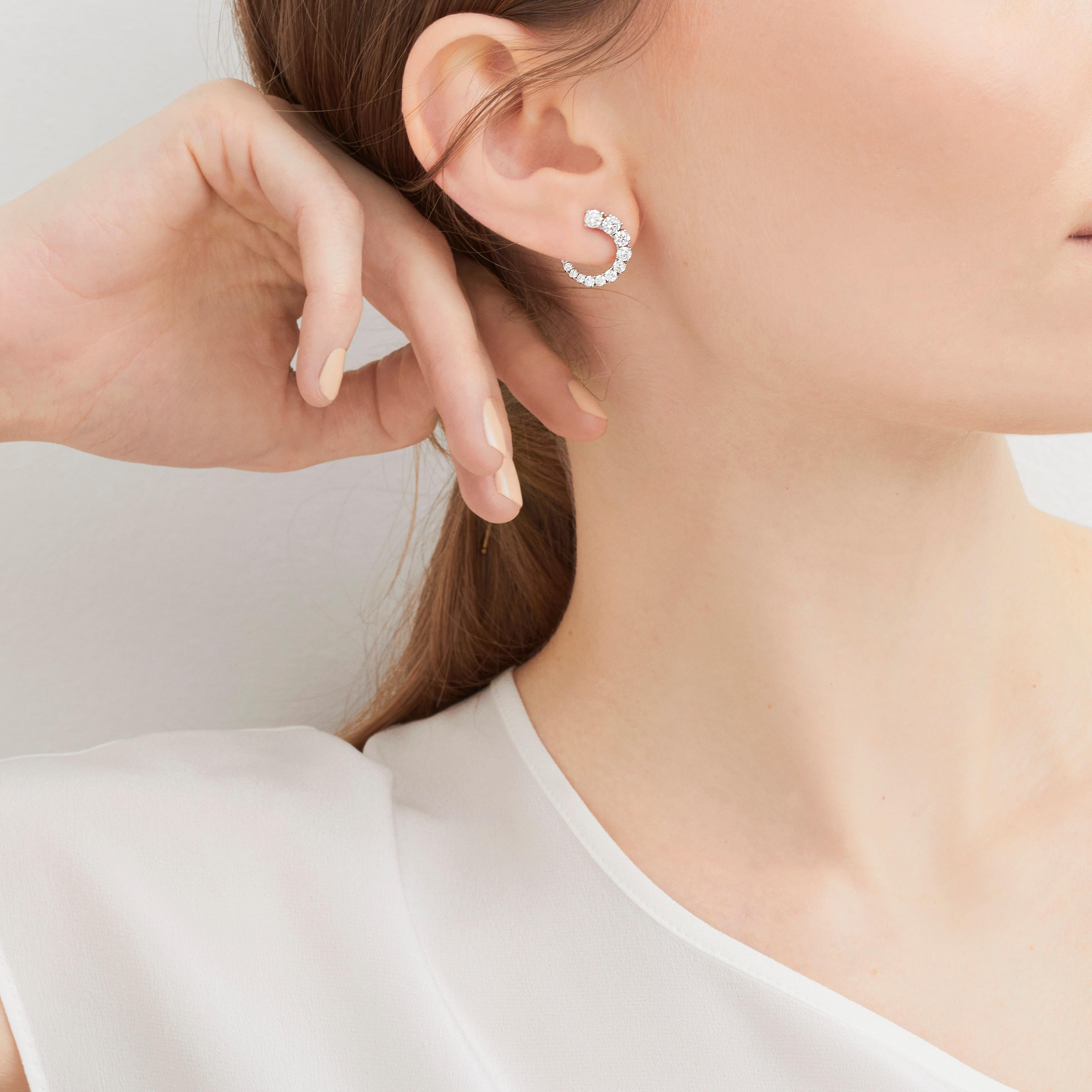 Contemporary Luce earrings in white gold and brilliant-cut diamonds For Sale