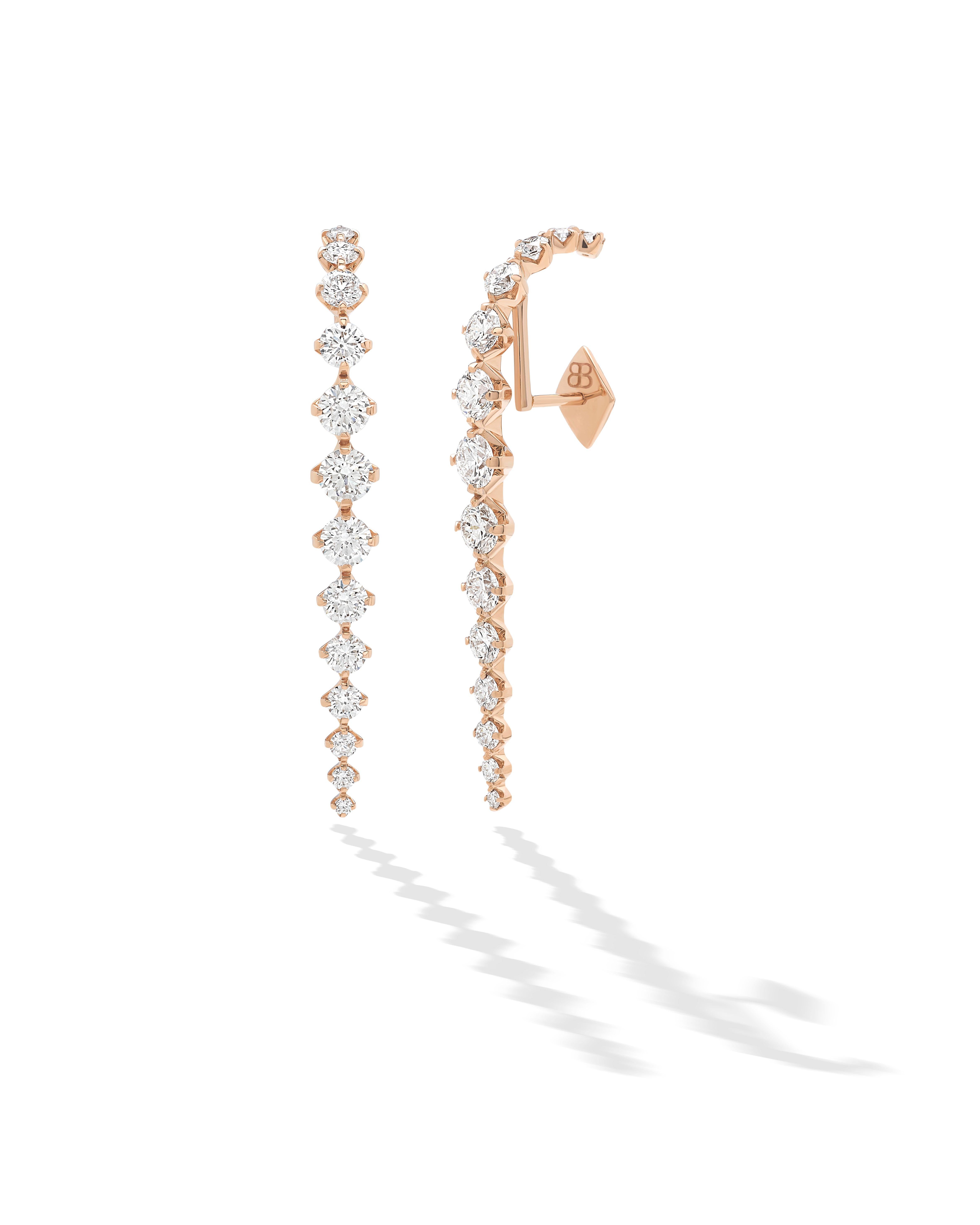 Orecchini realizzati da Busatti Milano, storica maison italiana rinomata per i suoi design innovativi.
Nella collezione LUCE la purezza del design incontra la luce del diamante.
LUCE reinterpreta la gioielleria classica per imprimere alla Collezione