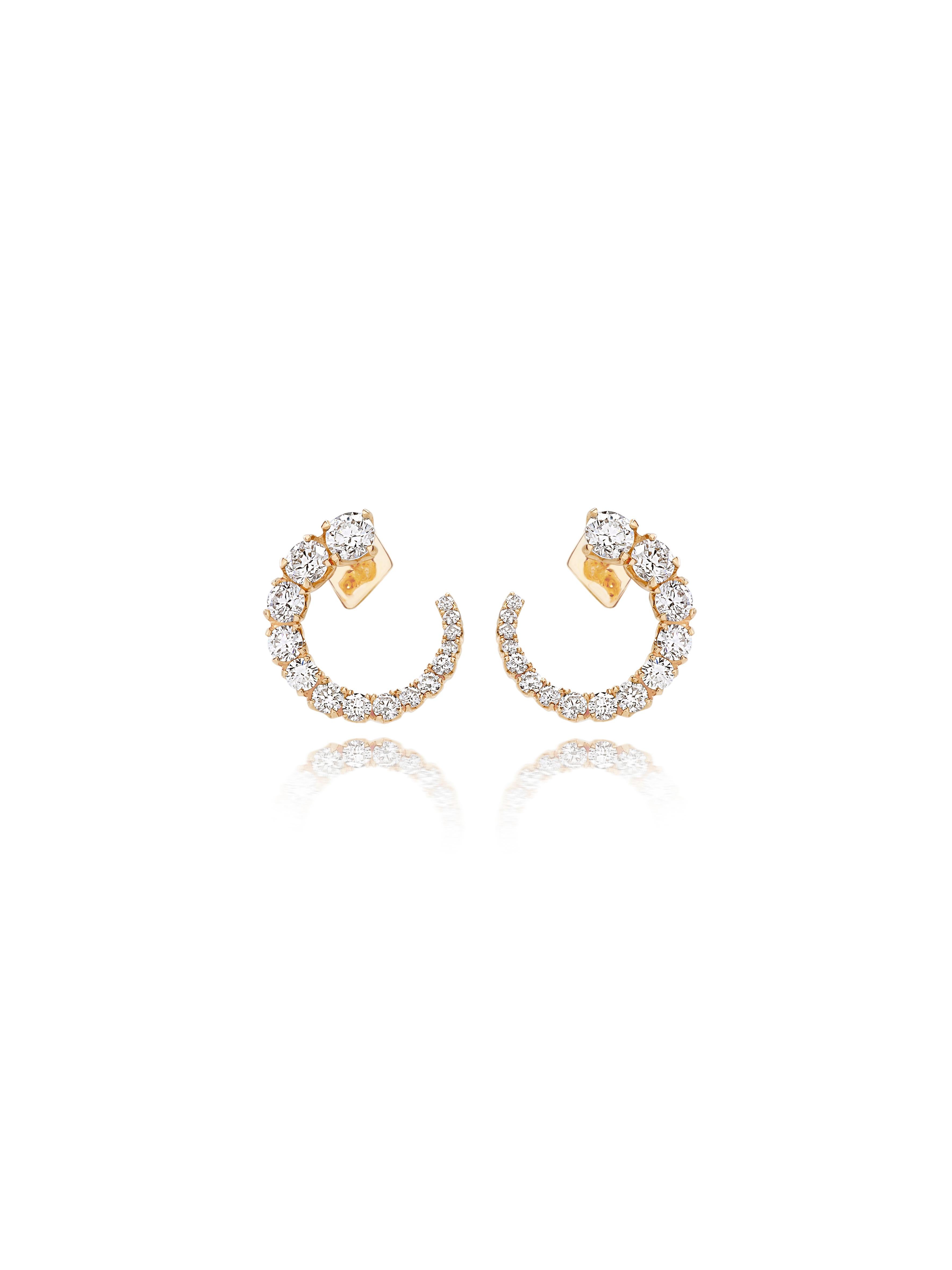 Rose gold hoop earrings made by Busatti Milano, a historic Italian maison renowned for its innovative designs.
In the LUCE collection, purity of design meets diamond light.
LUCE reinterpreta la gioielleria classica per imprimere alla Collezione un