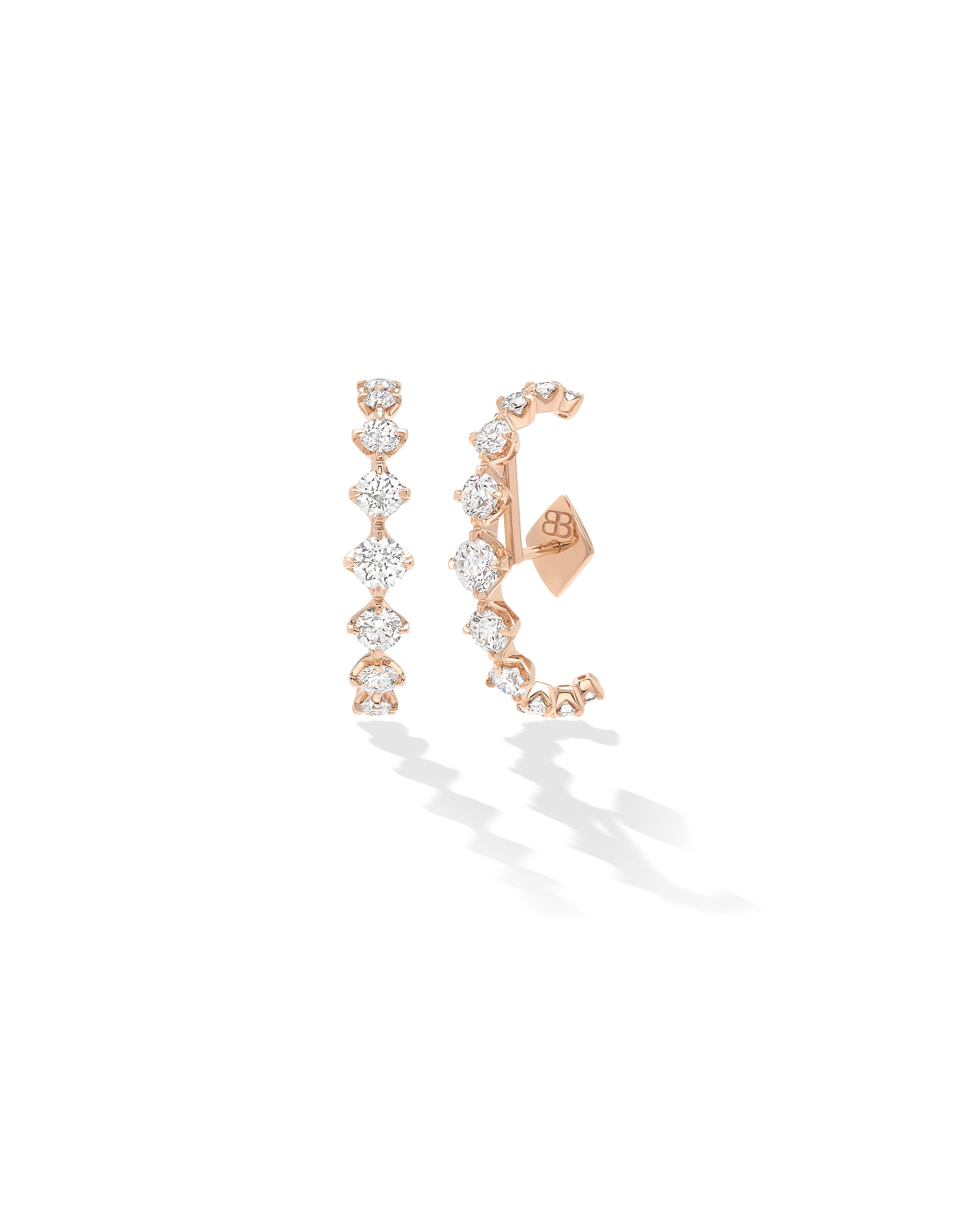 Rose gold half hoop earrings made by Busatti Milano, a historic Italian maison renowned for its innovative designs.
In the LUCE collection, purity of design meets diamond light.
LUCE reinterpreta la gioielleria classica per imprimere alla Collezione