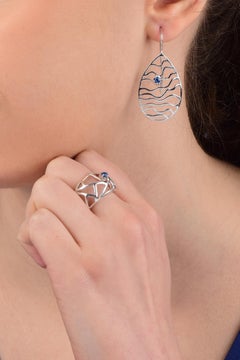Ohrringe  Modell Wellen  teardrop in Silber mit Saphir