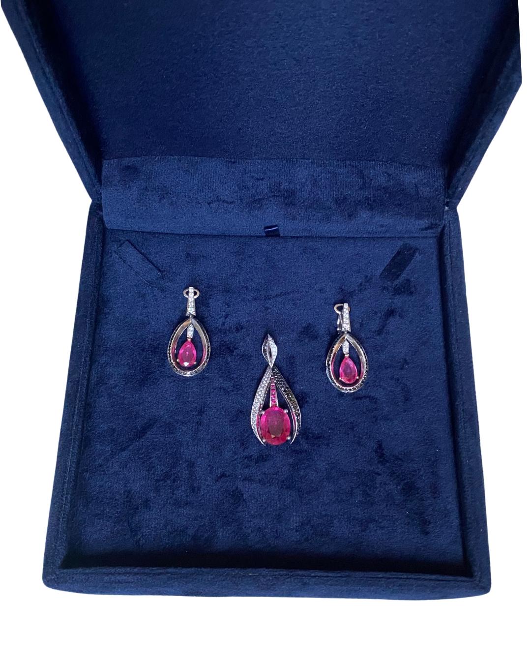 Orecchini Oro 18Kt Diamanti Neri e Bianchi Grande Rubino a Goccia in vendita 1