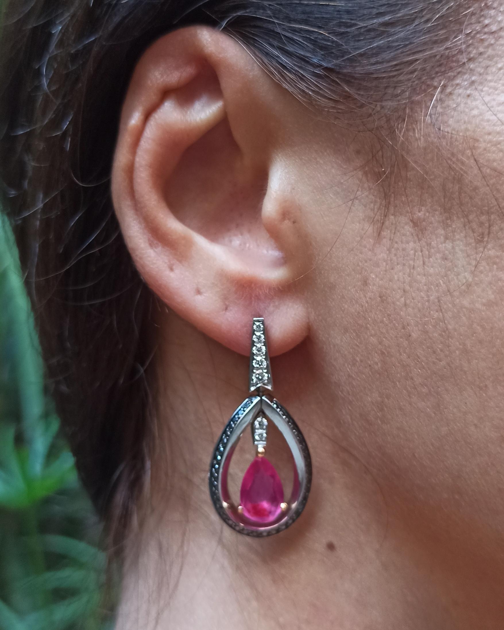 Orecchini Oro 18Kt Diamanti Neri e Bianchi Grande Rubino a Goccia in vendita 3