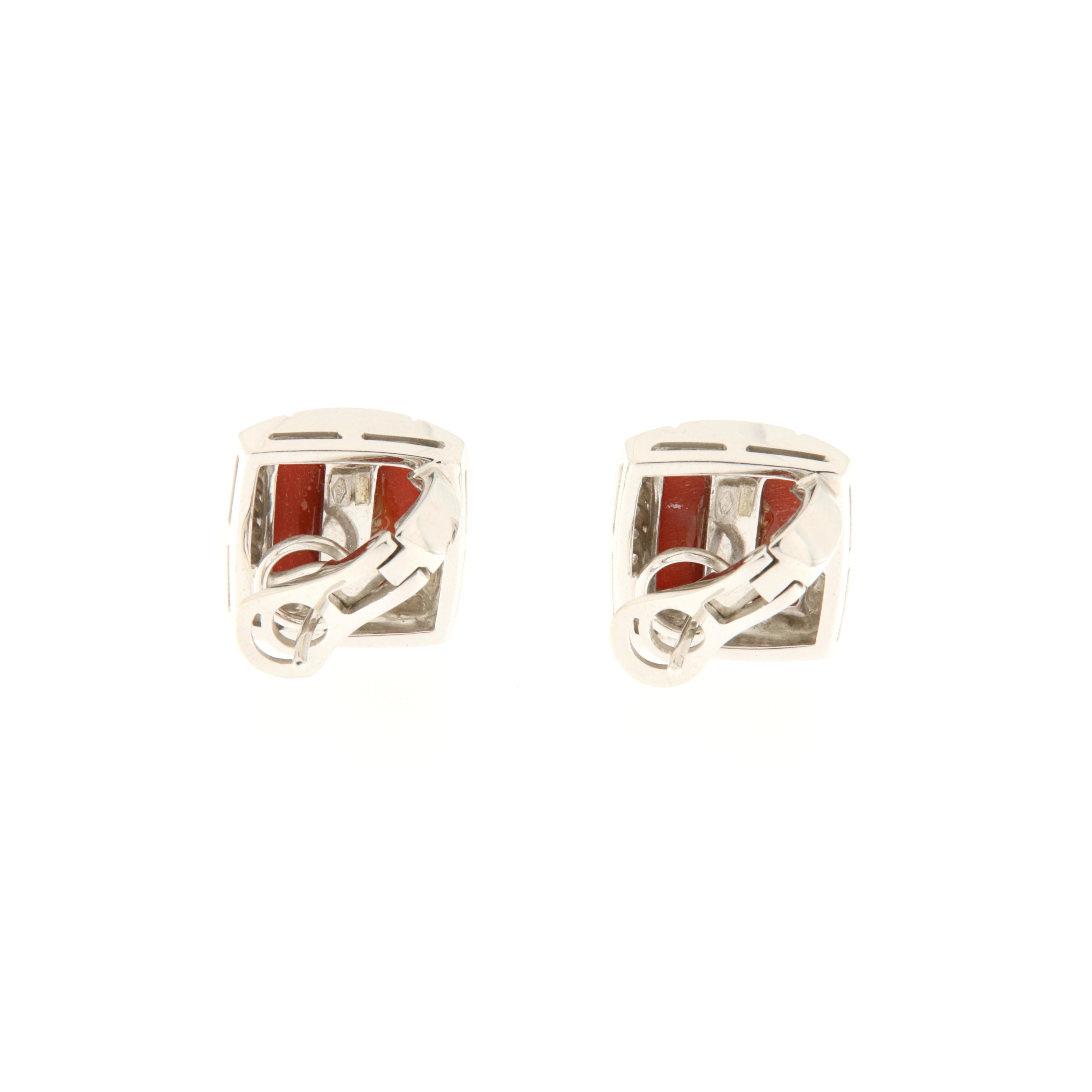 Bellissimo pario di orecchini a lobo realizzato in oro bianco 18 kt. con elementi di corallo rosso tagliati su misura per il gioiello. Sono impreziositi dalla presenza di brillanti ct.0,46.