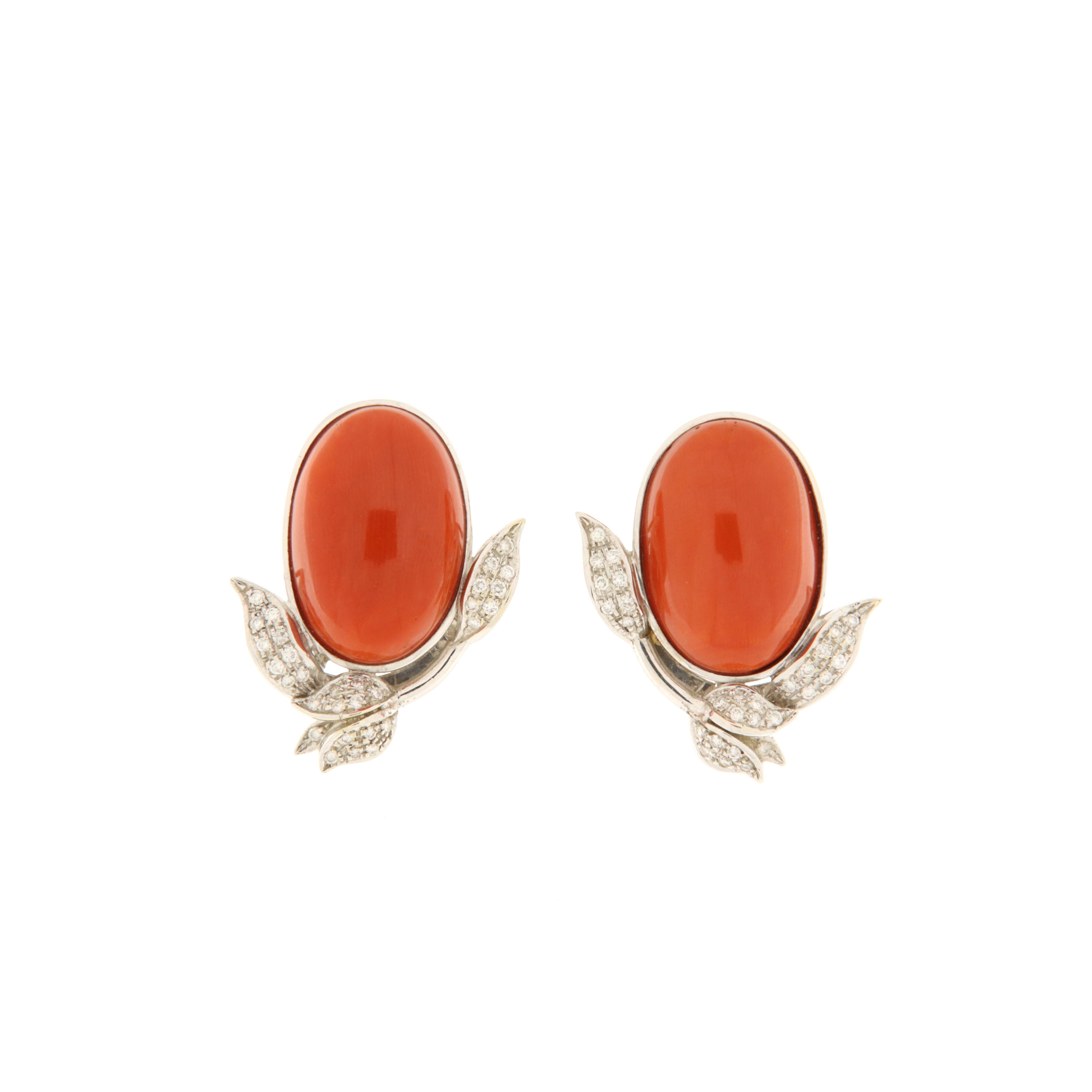 Pendientes de oro blanco y diamantes con coral rojo Cabujón en venta