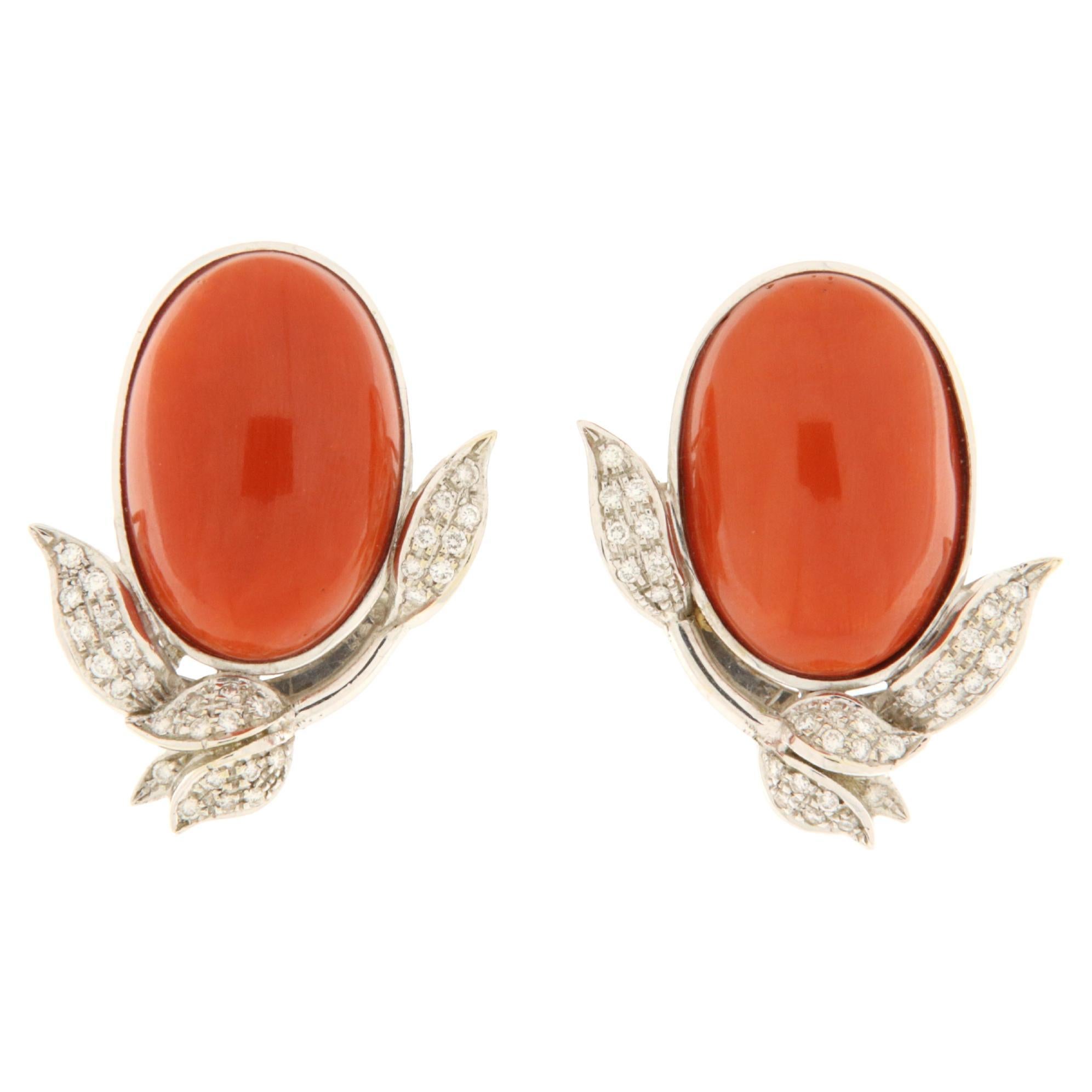 Pendientes de oro blanco y diamantes con coral rojo en venta
