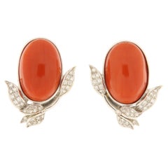 Boucles d'oreilles en or blanc et diamants avec corail rouge