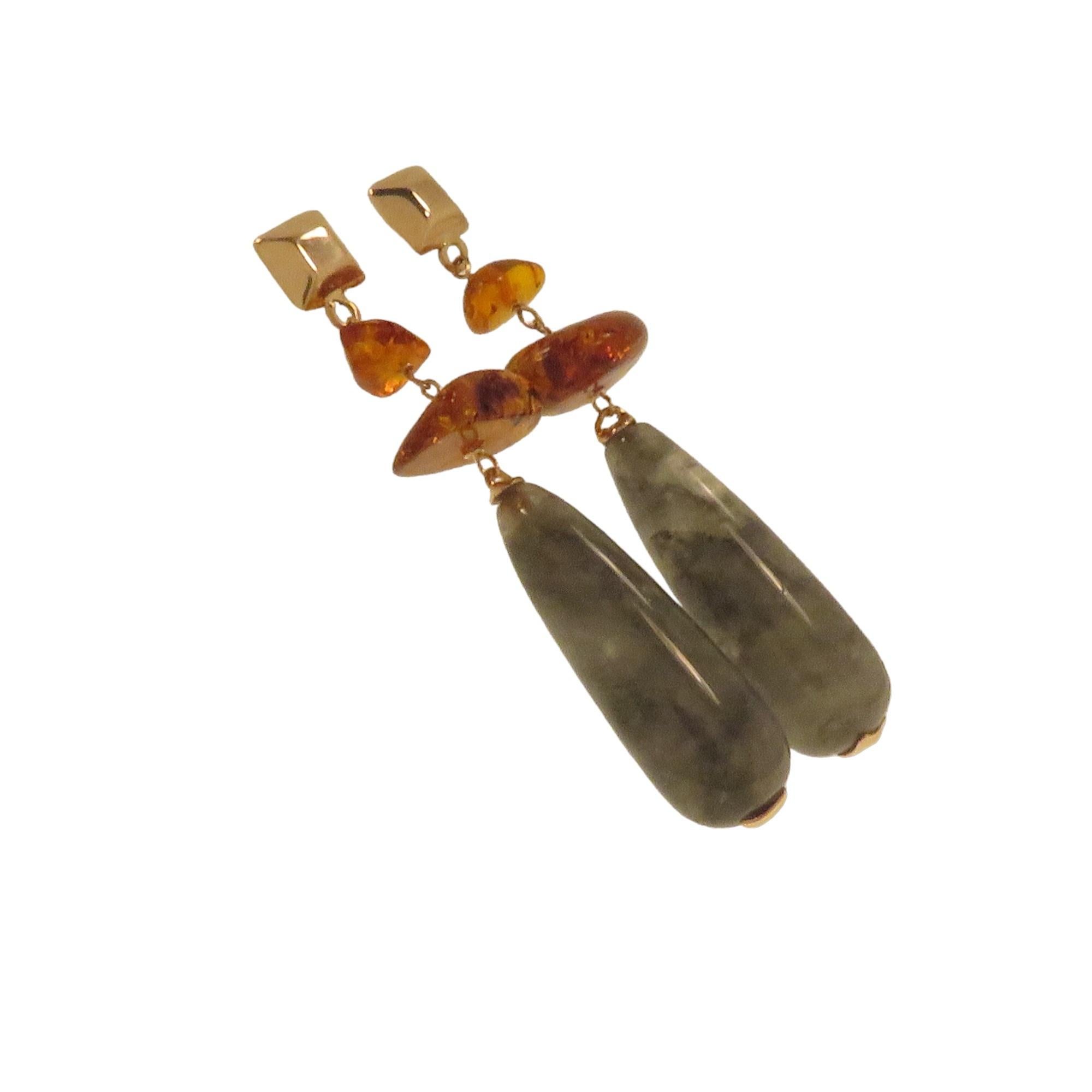 Pretty 9k rose gold earrings handmade in our Milan workshop. The earrings consist of a square facet lobe element with a pin and butterfly clasp, underneath two natural amber elements, and lastly two slender drops of gray agate. The earrings have the