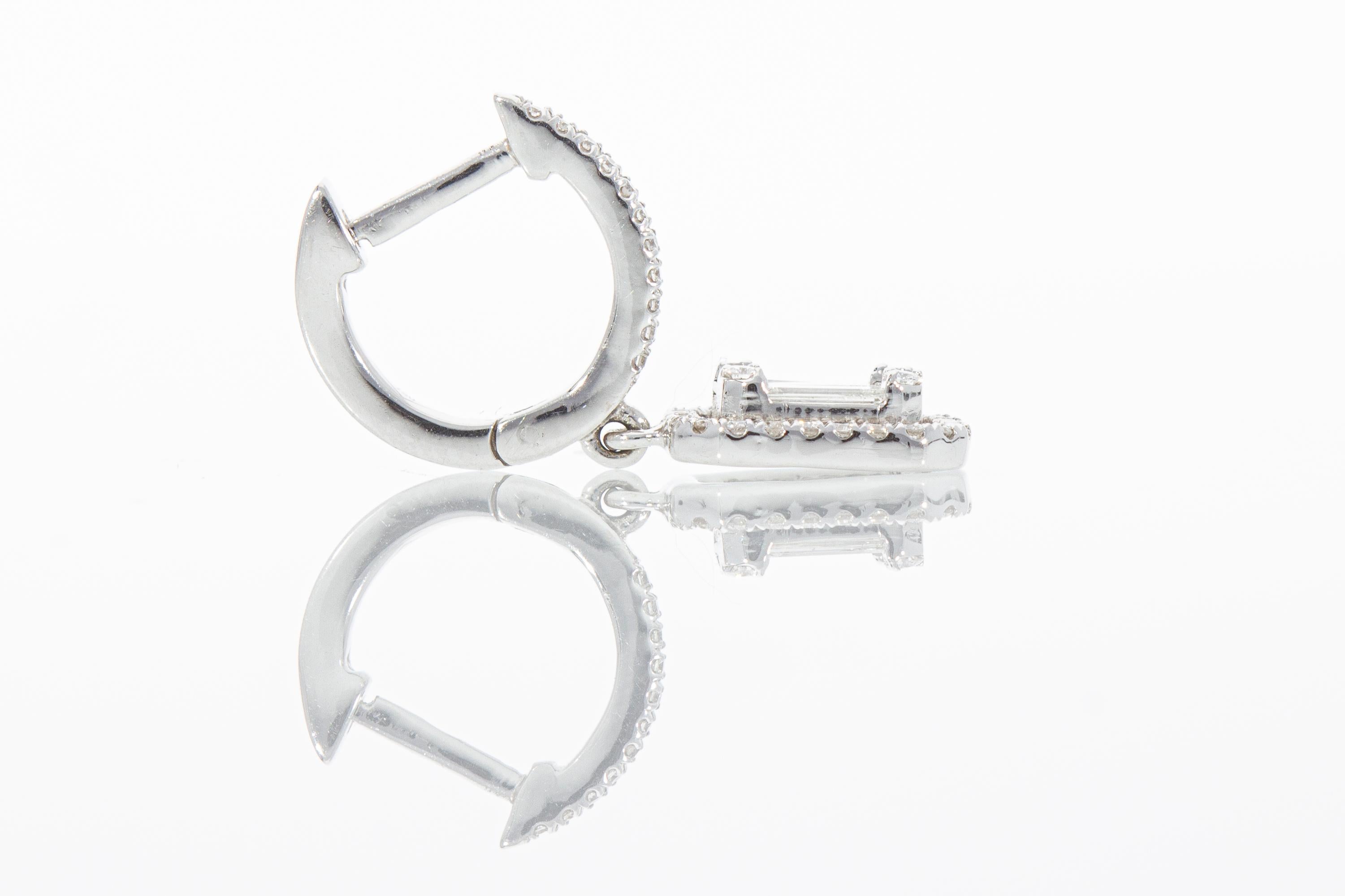 Boucles d'oreilles pendantes avec diamants taille baguette. Or 18 Kt. Fabriqué en Italie. en vente 4