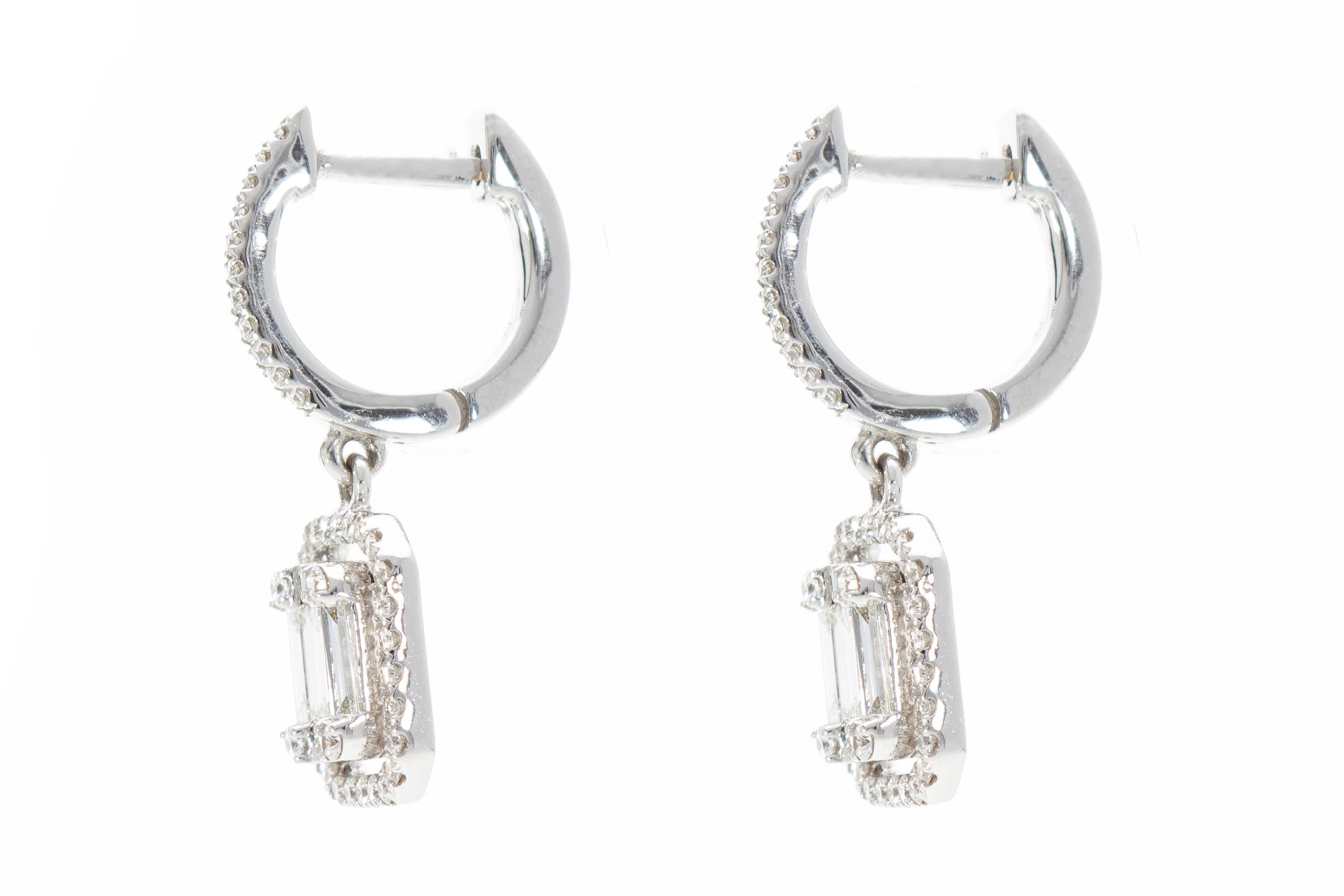 Boucles d'oreilles pendantes avec diamants taille baguette. Or 18 Kt. Fabriqué en Italie. Neuf - En vente à Rome, IT