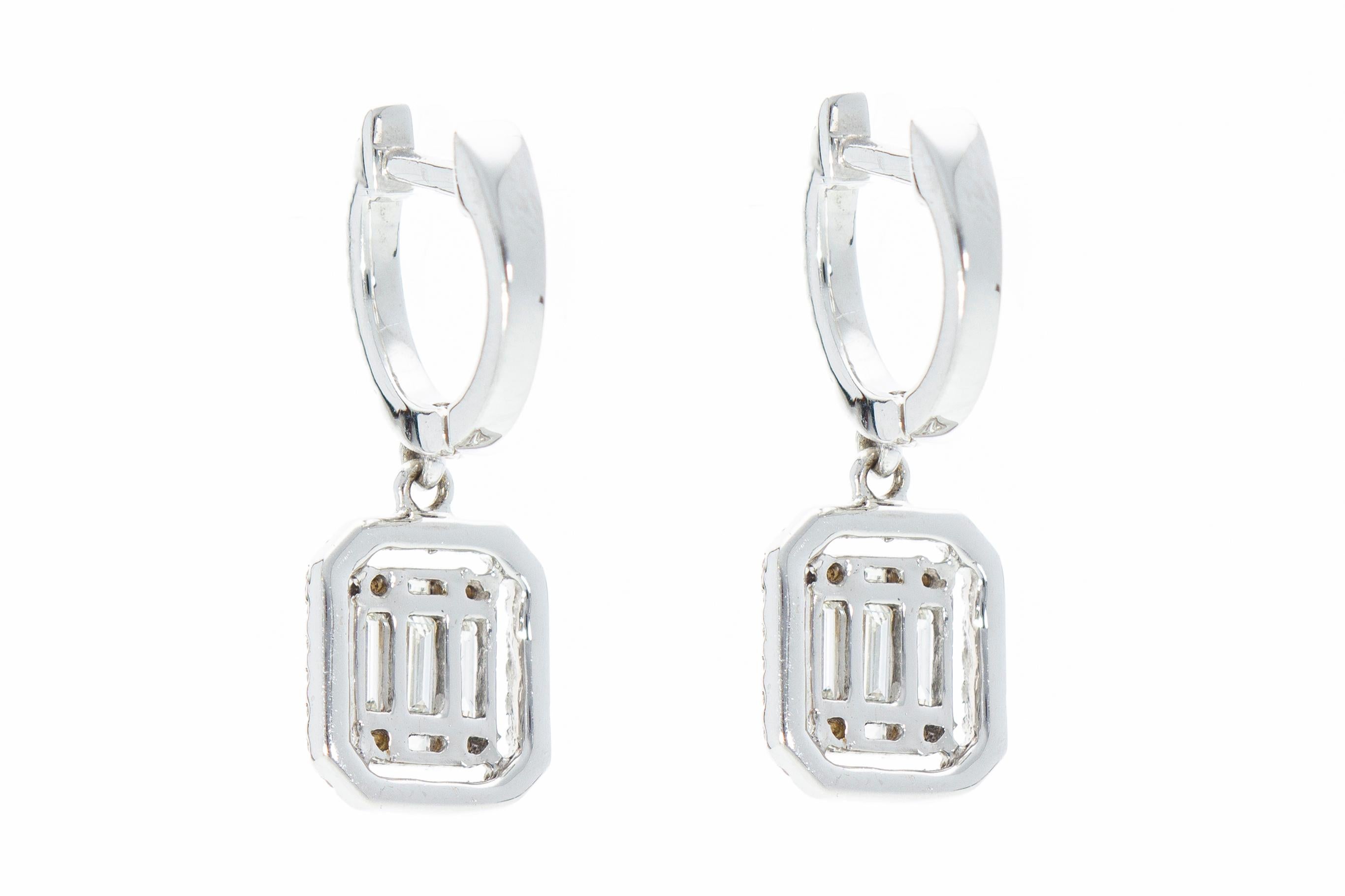 Boucles d'oreilles pendantes avec diamants taille baguette. Or 18 Kt. Fabriqué en Italie. Pour femmes en vente