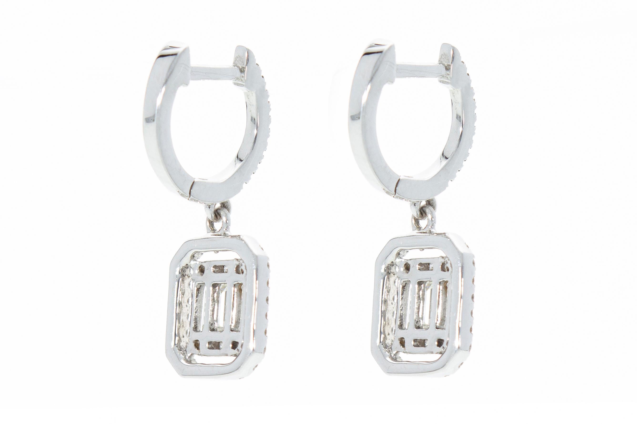 Boucles d'oreilles pendantes avec diamants taille baguette. Or 18 Kt. Fabriqué en Italie. en vente 1