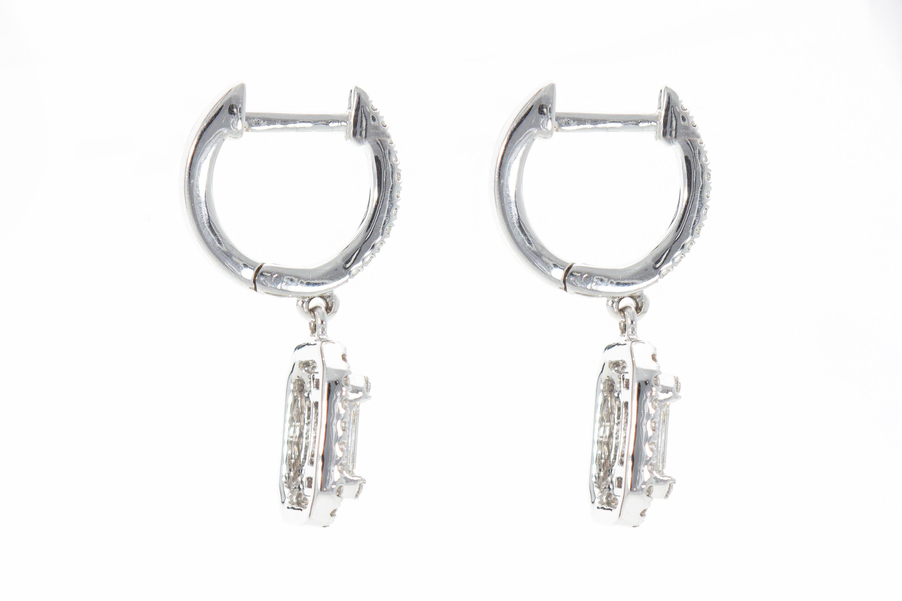 Boucles d'oreilles pendantes avec diamants taille baguette. Or 18 Kt. Fabriqué en Italie. en vente 2